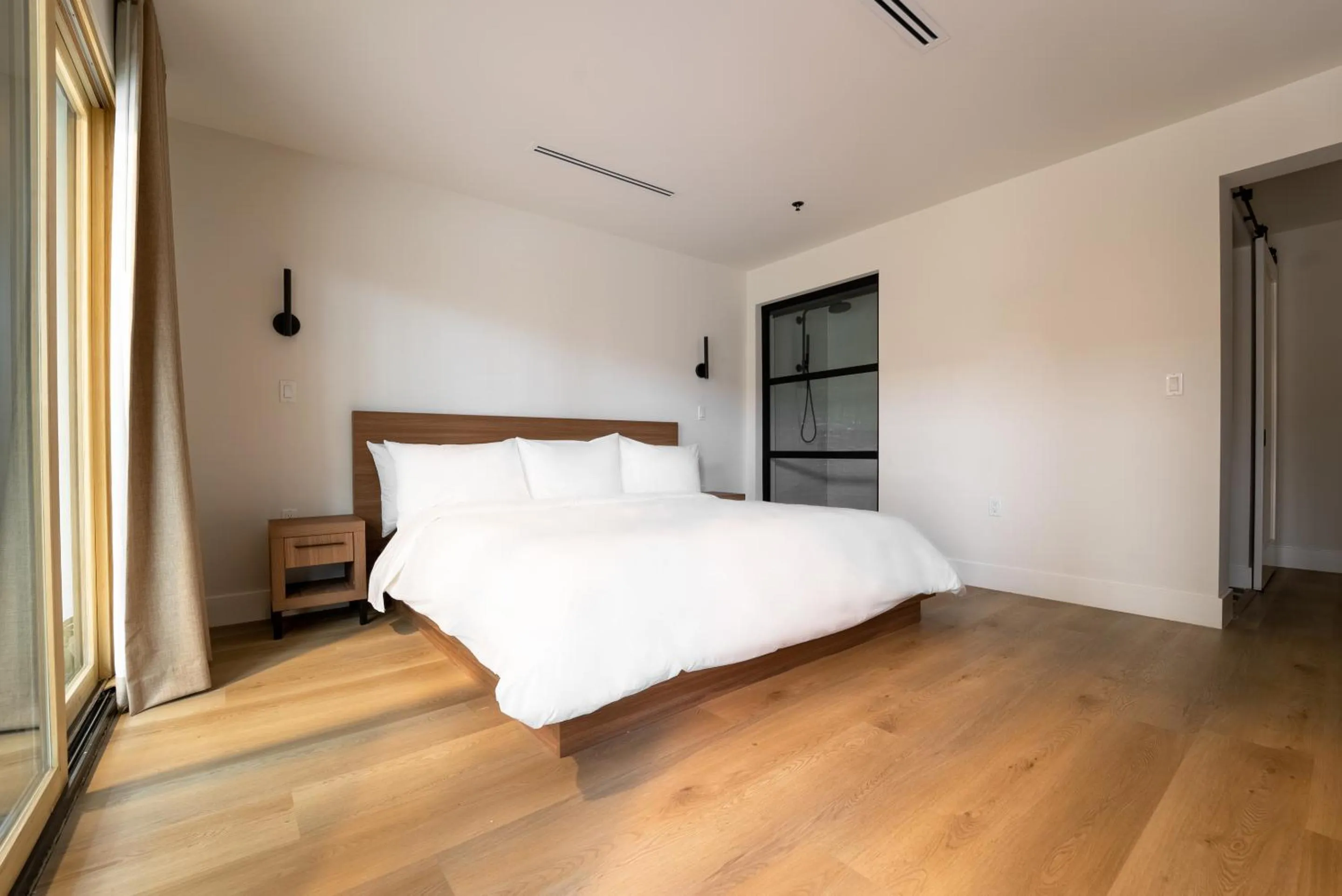 Bed in The Lum Hotel Los Angeles Stadium District