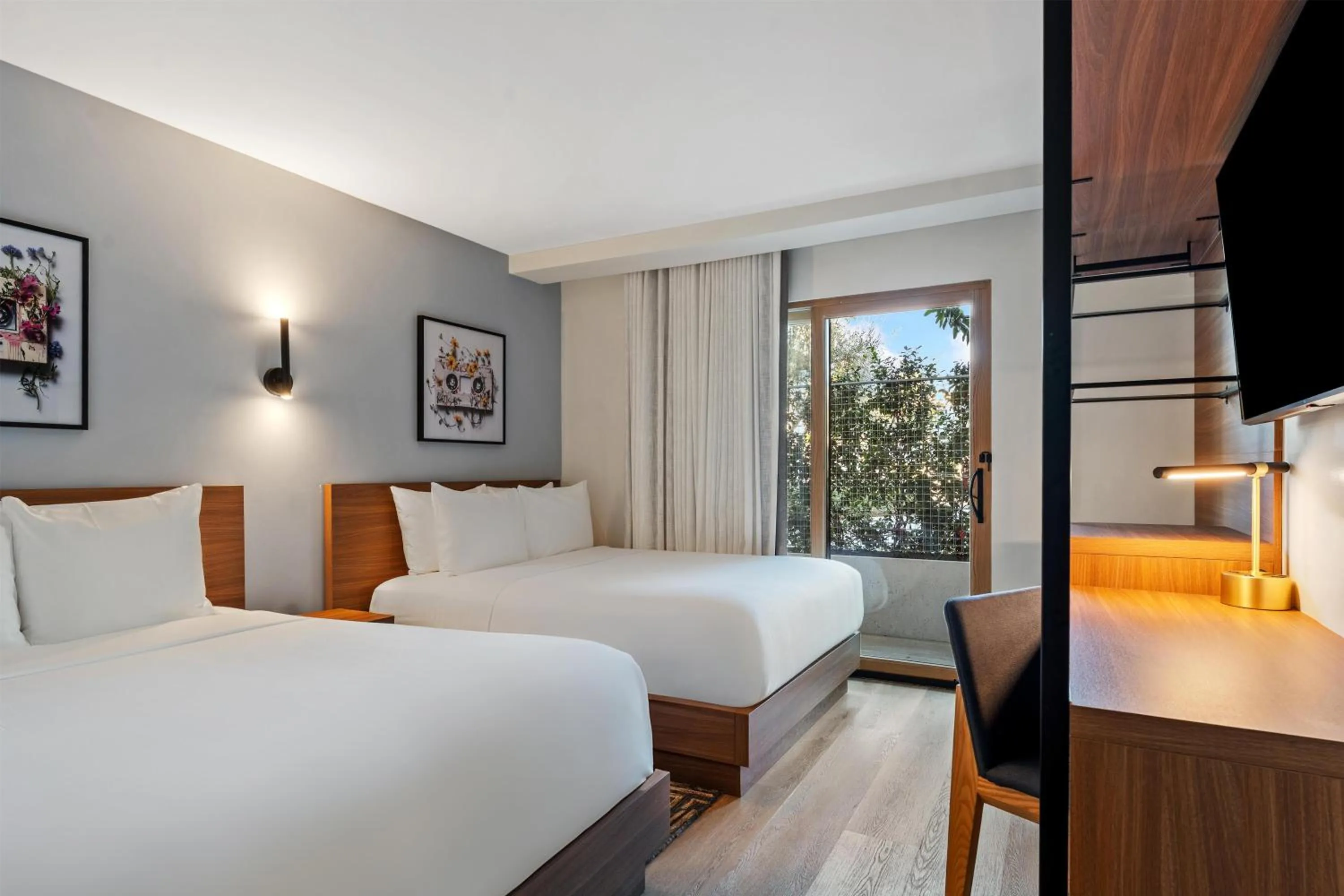 Bedroom, Bed in The Lum Hotel Los Angeles Stadium District