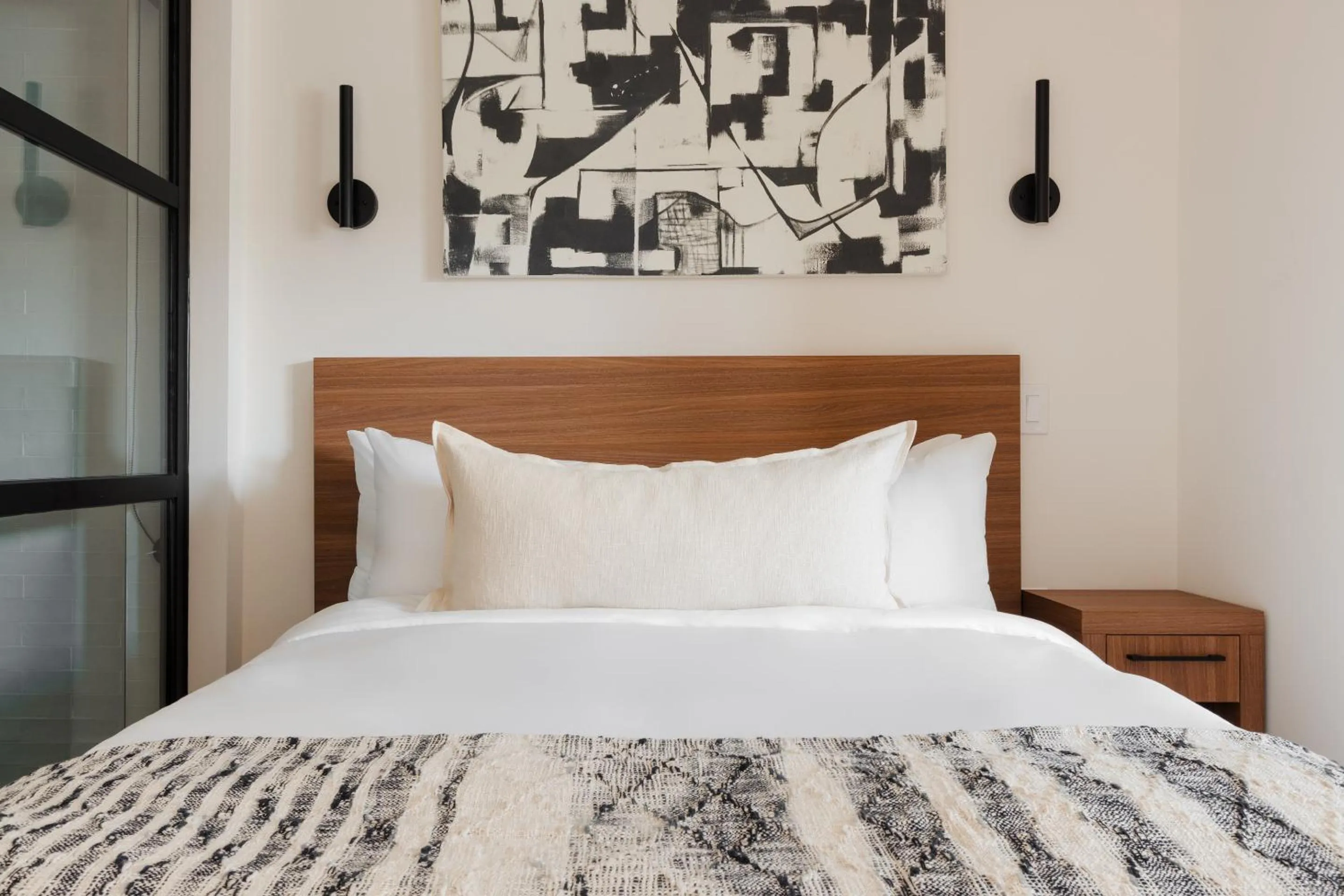 Bedroom, Bed in The Lum Hotel Los Angeles Stadium District