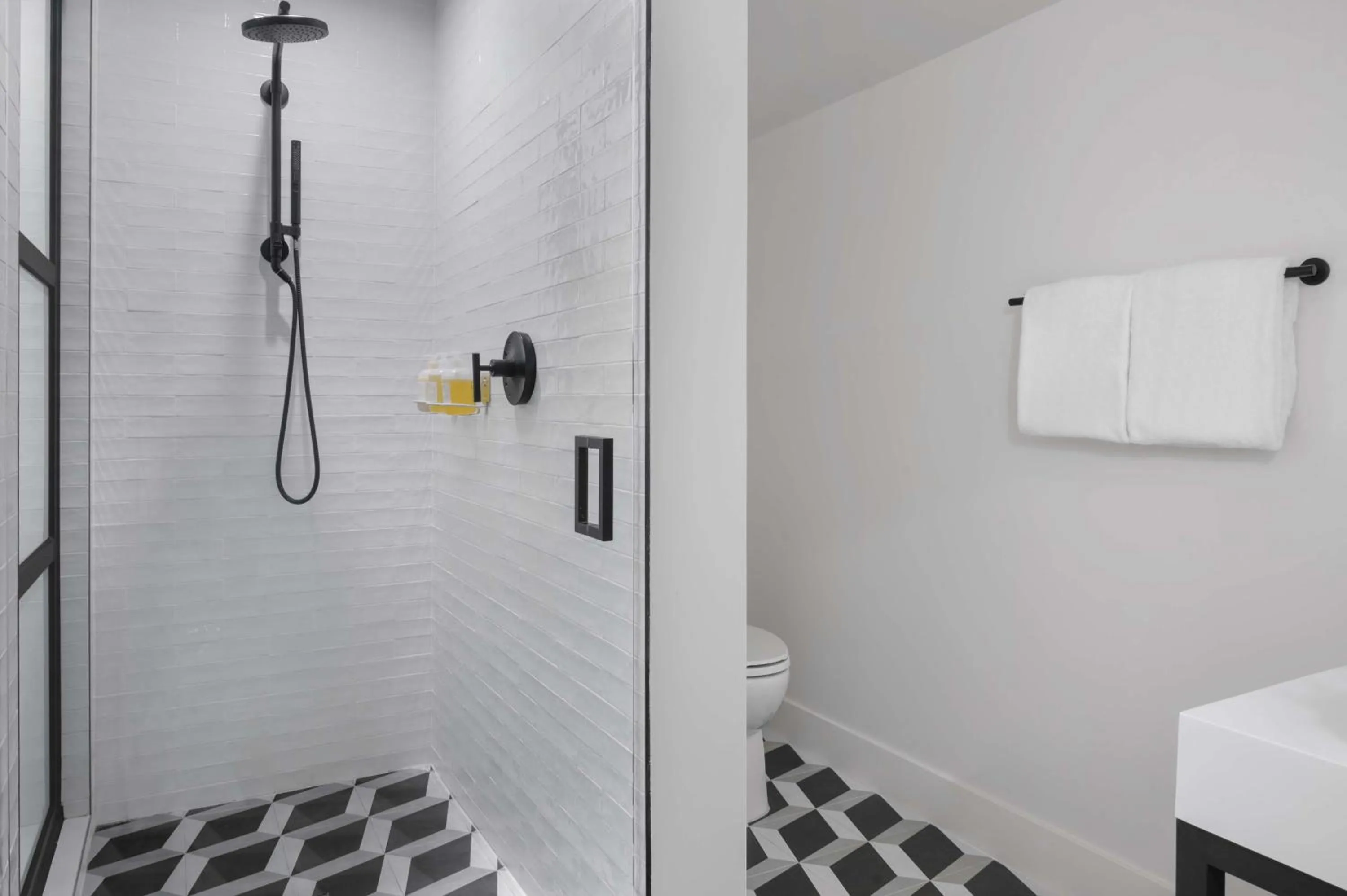 Bathroom in The Lum Hotel Los Angeles Stadium District