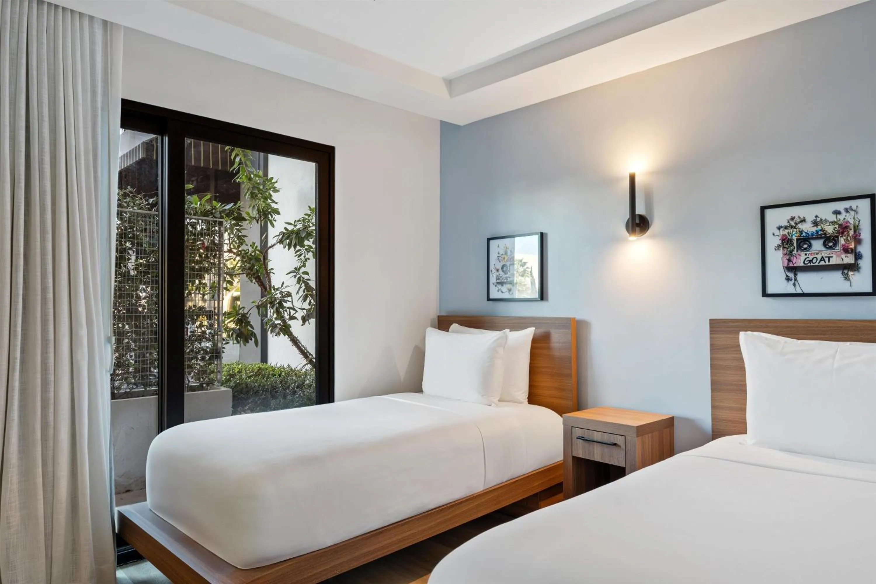 Bed in The Lum Hotel Los Angeles Stadium District