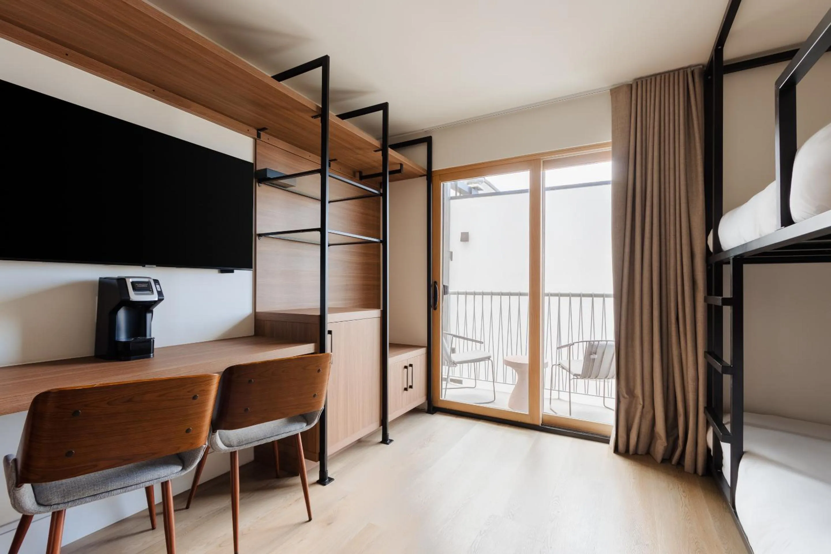 Bedroom, Bed in The Lum Hotel Los Angeles Stadium District