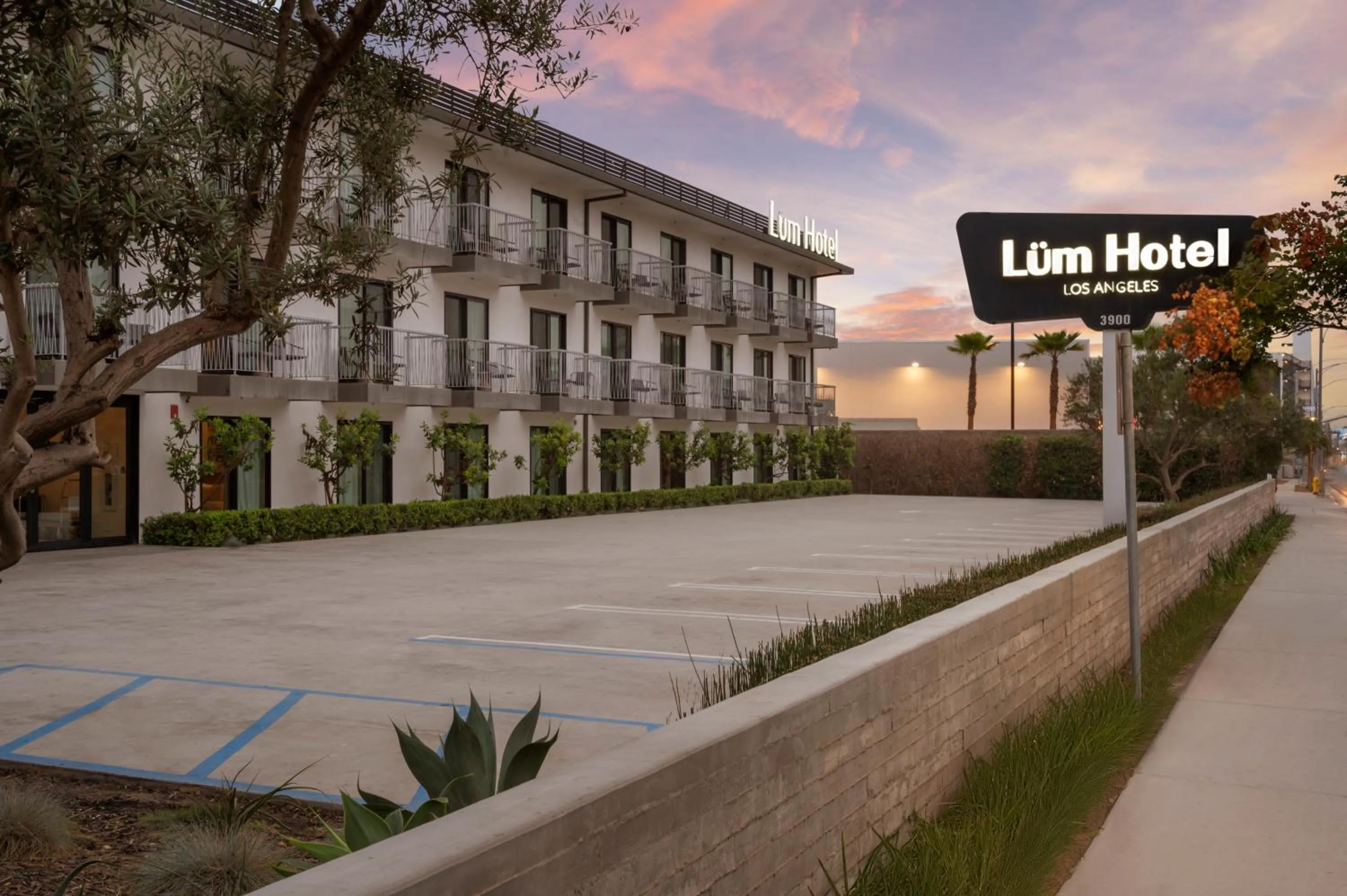 Facade/entrance in The Lum Hotel Los Angeles Stadium District