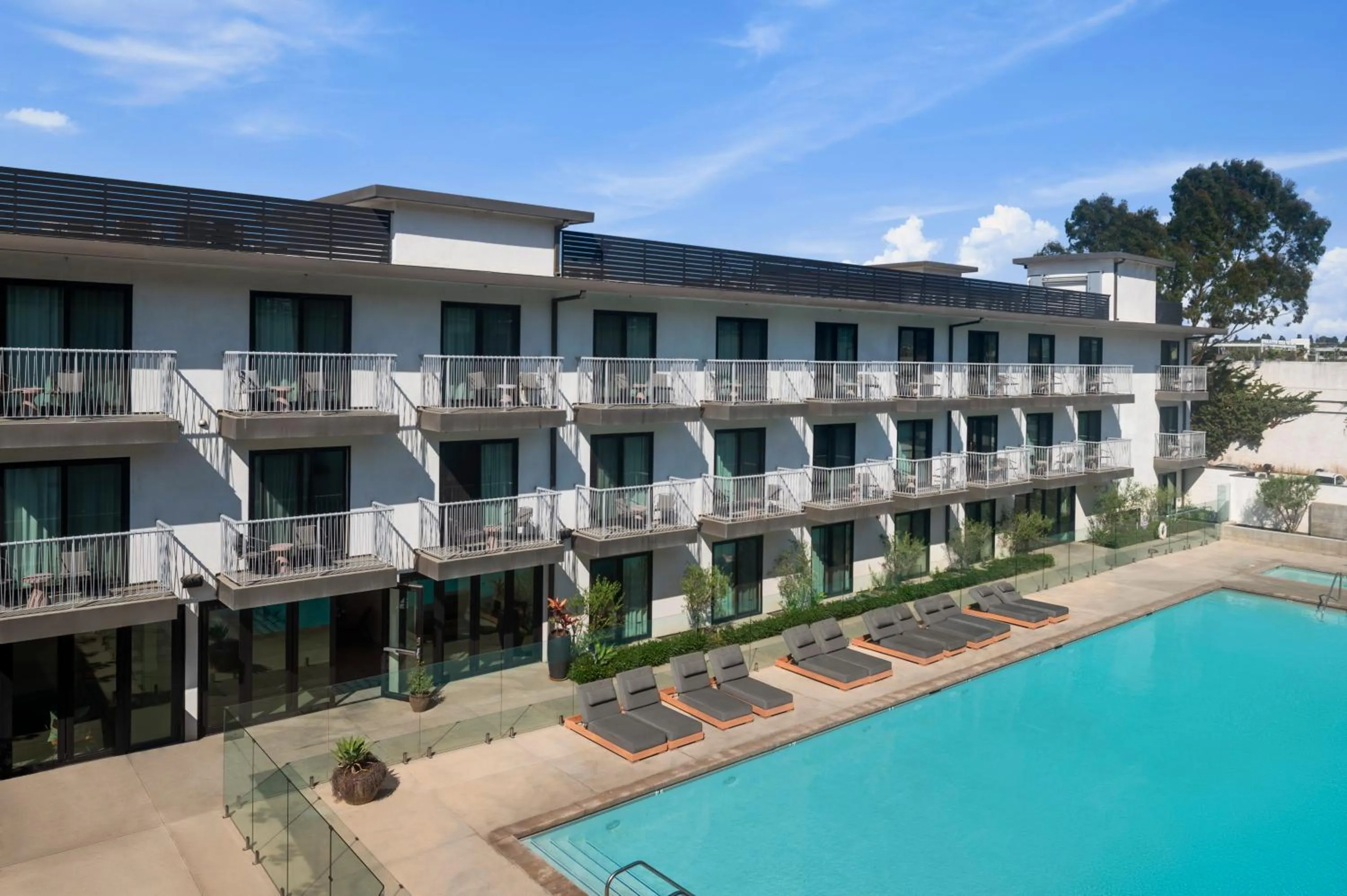Swimming pool in The Lum Hotel Los Angeles Stadium District