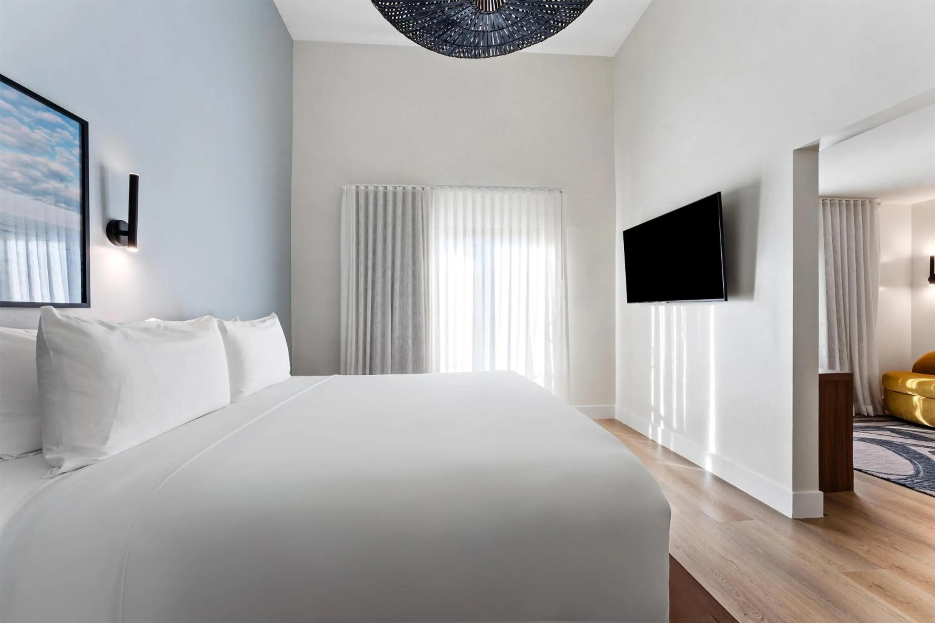 Bed in The Lum Hotel Los Angeles Stadium District