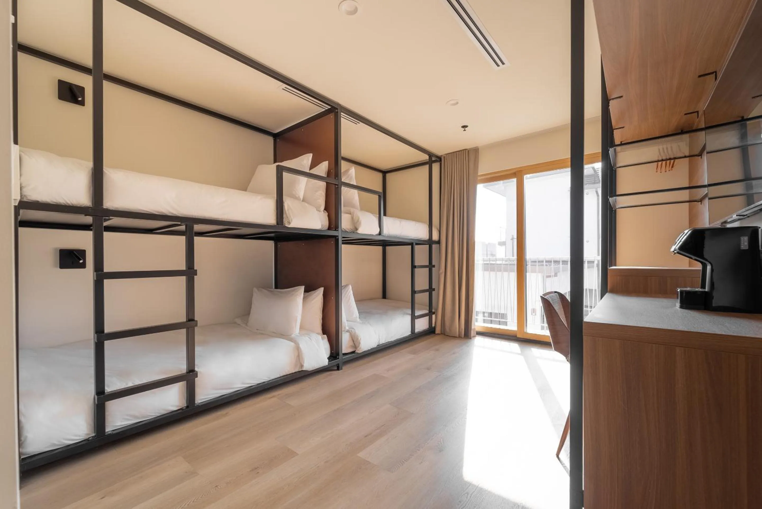 Bedroom, Bed in The Lum Hotel Los Angeles Stadium District