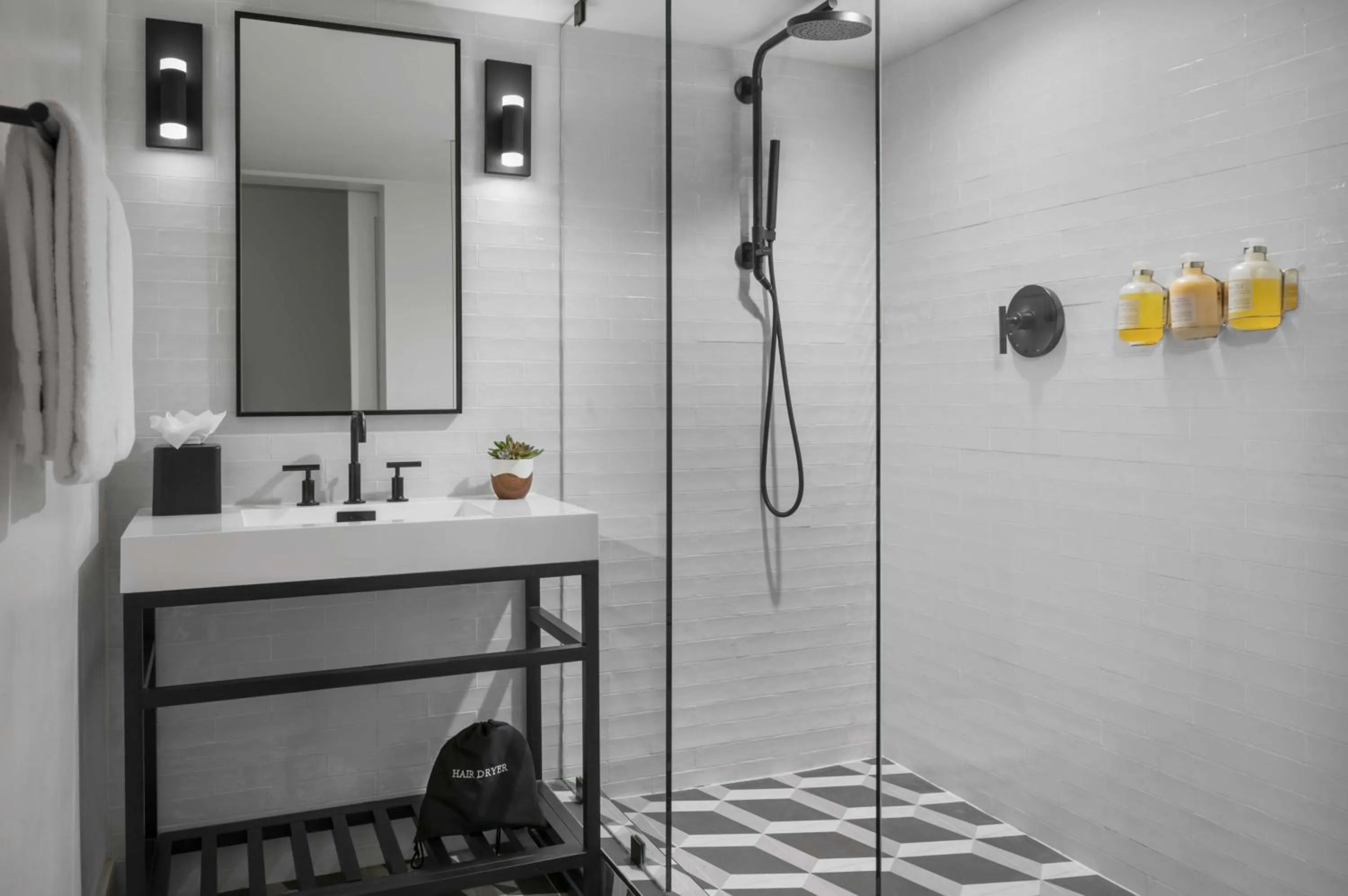 Bathroom in The Lum Hotel Los Angeles Stadium District