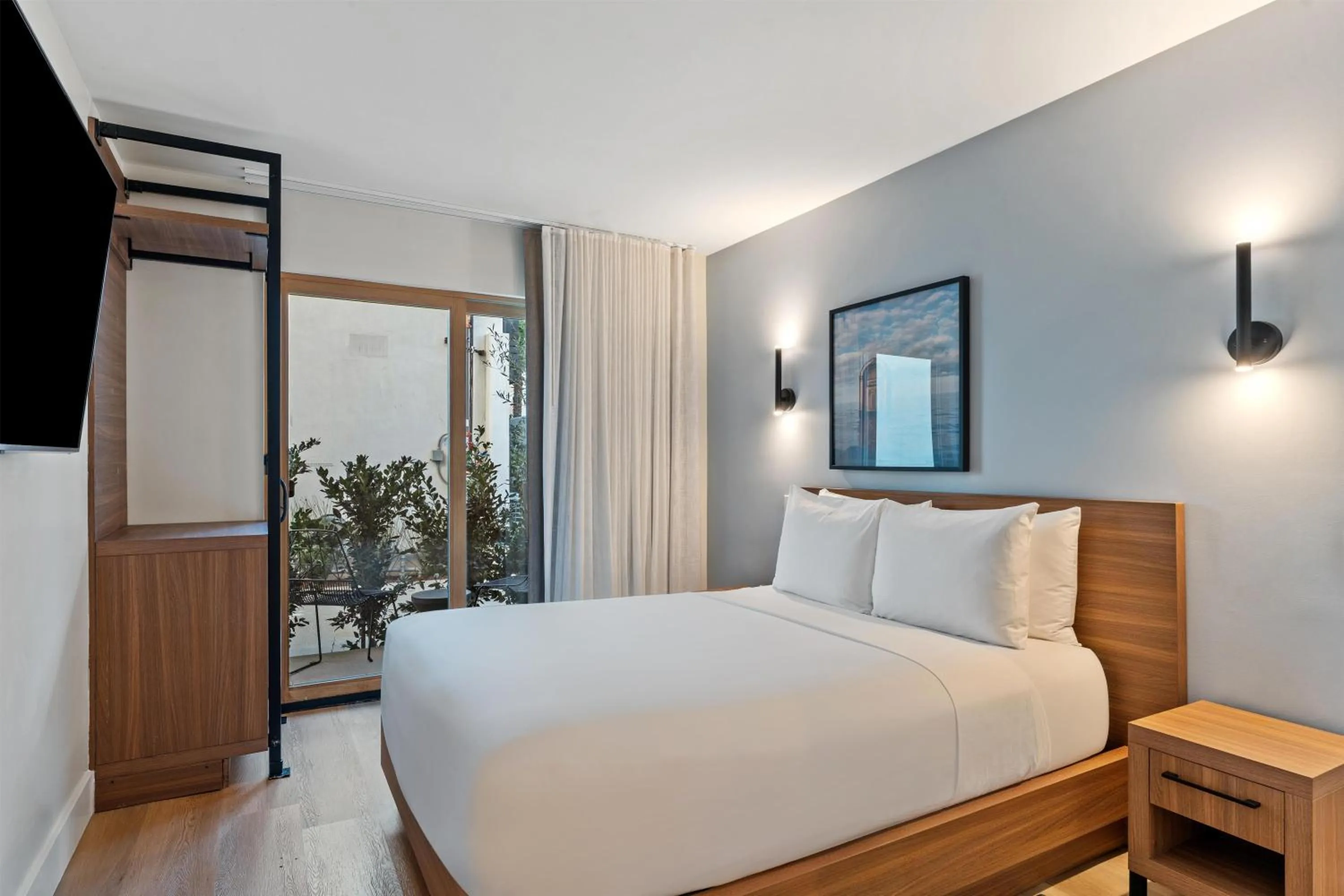 Bed in The Lum Hotel Los Angeles Stadium District