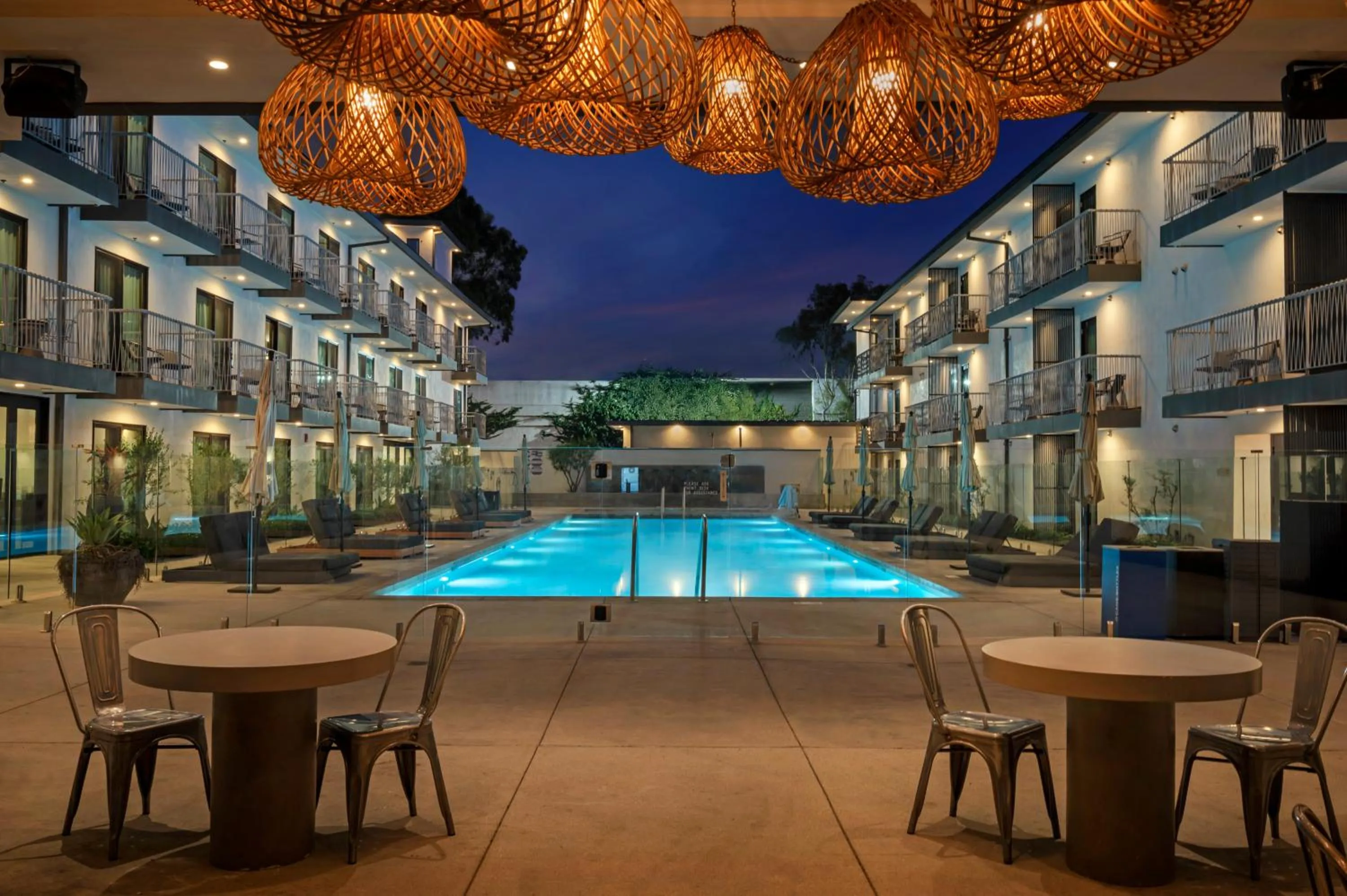 Evening entertainment in The Lum Hotel Los Angeles Stadium District