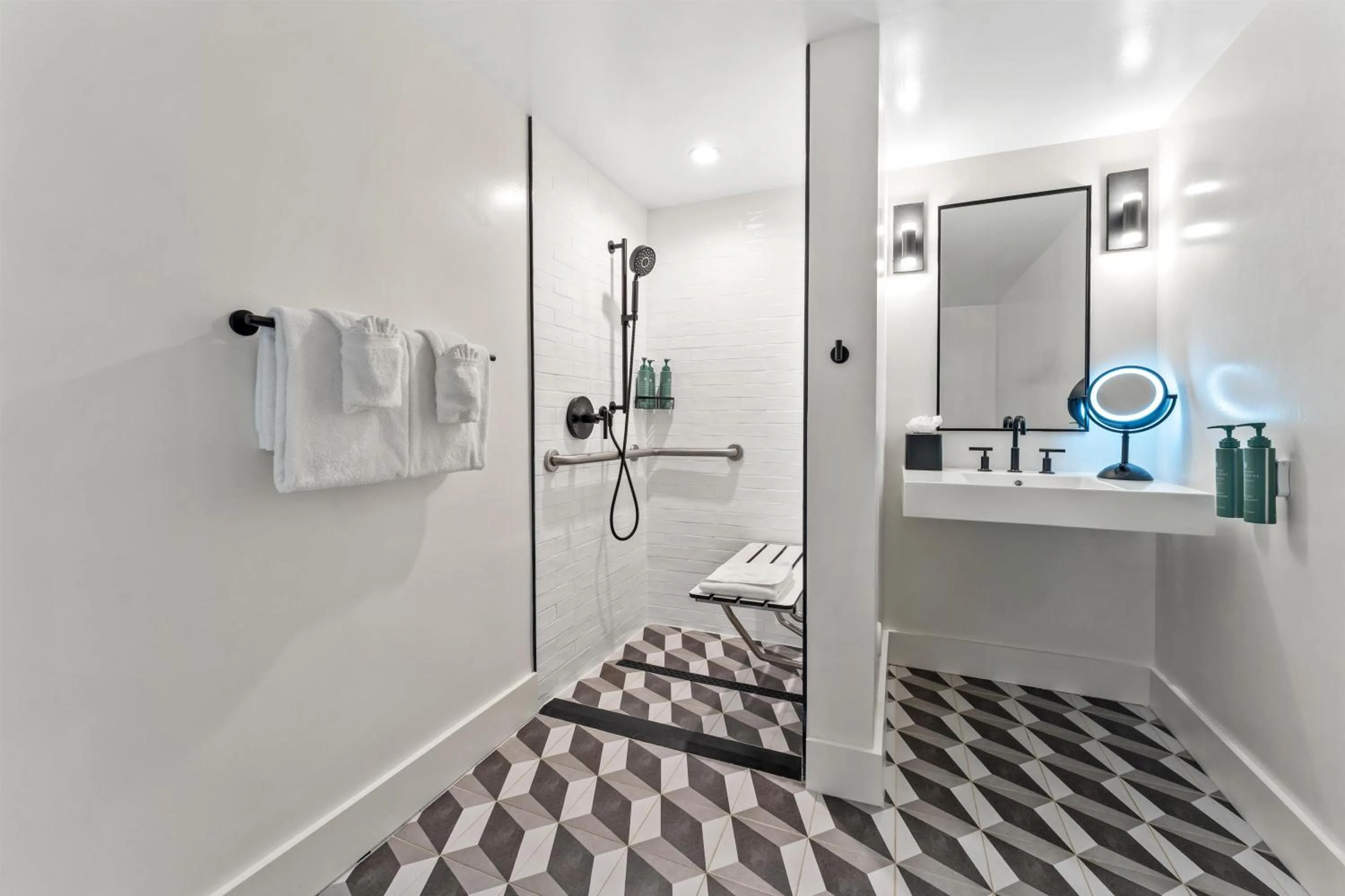 Bathroom in The Lum Hotel Los Angeles Stadium District