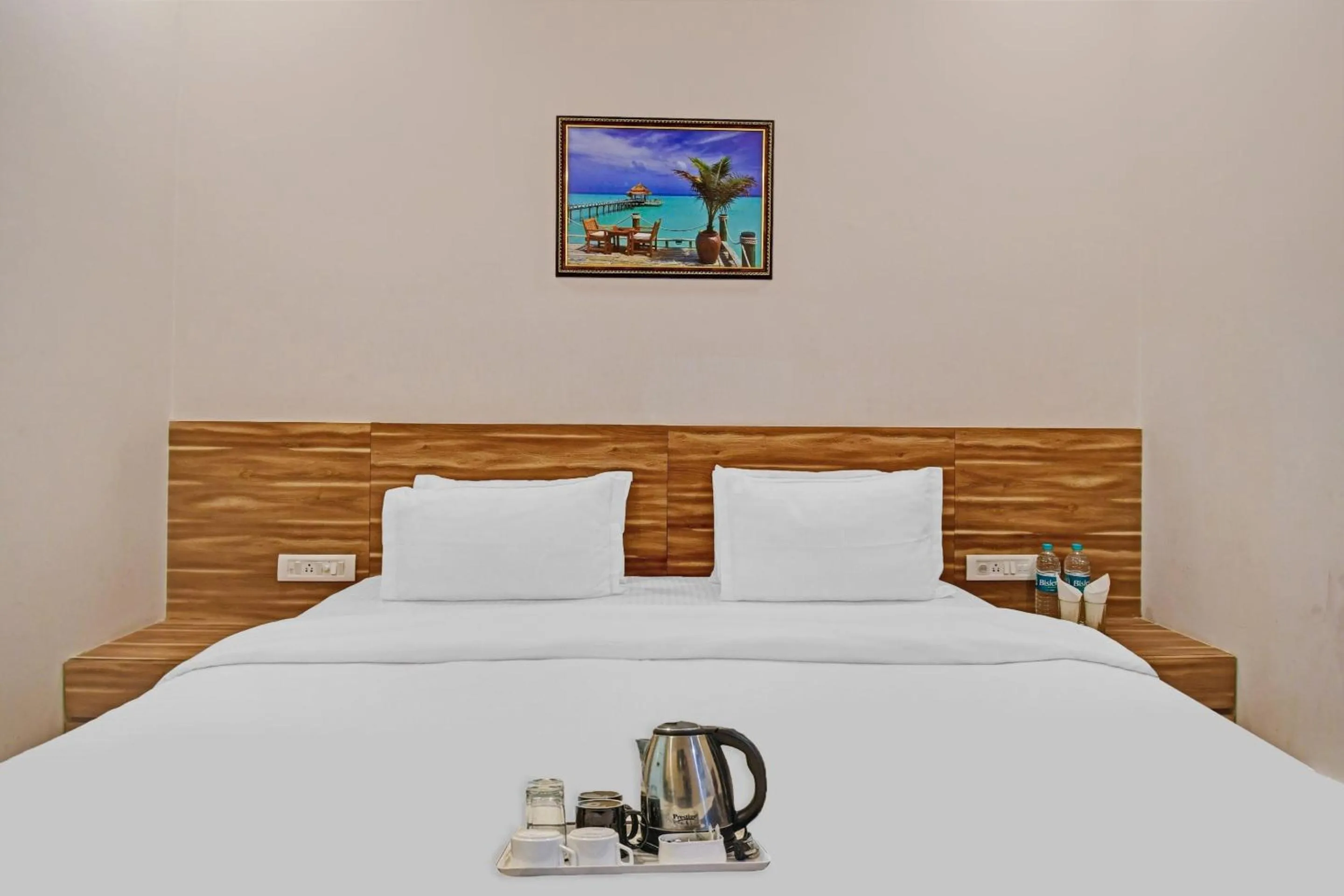 Bedroom, Bed in Super Townhouse Hotel All In One Near City Centre Salt Lake