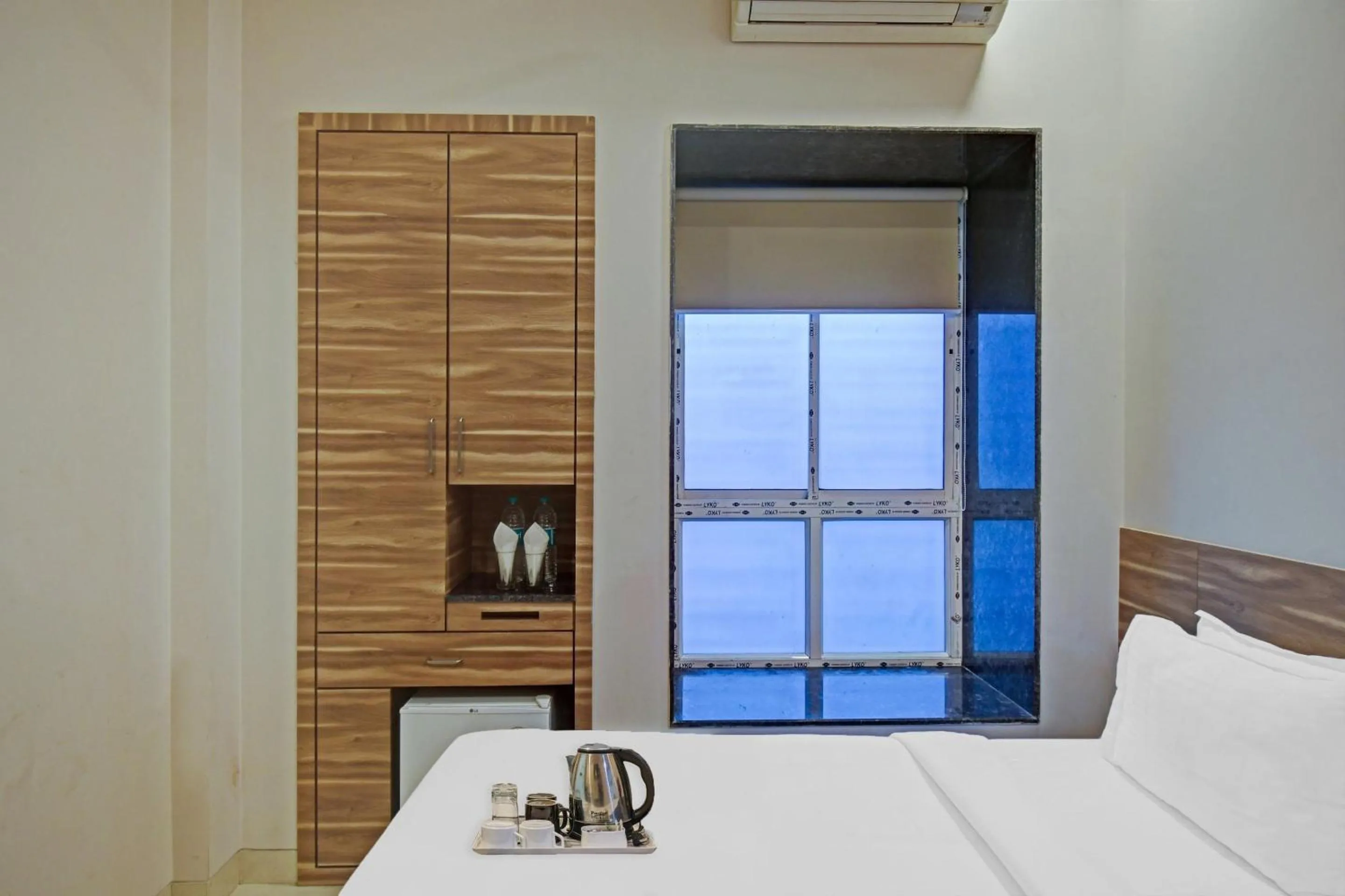 Bedroom, Bed in Super Townhouse Hotel All In One Near City Centre Salt Lake