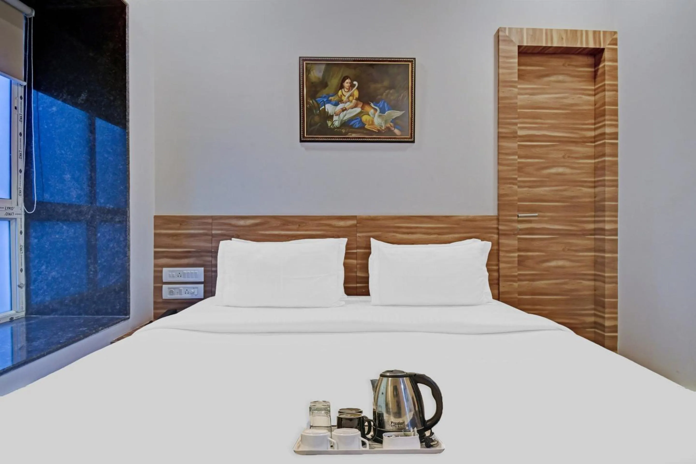 Bedroom, Bed in Super Townhouse Hotel All In One Near City Centre Salt Lake