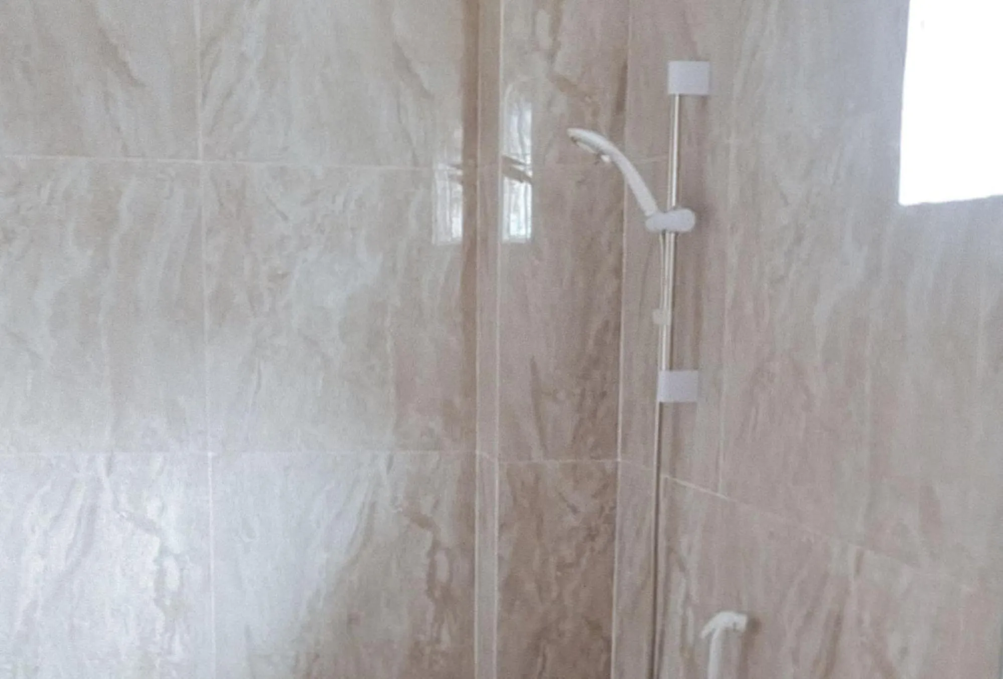 Shower in Leonila's Travellers Inn