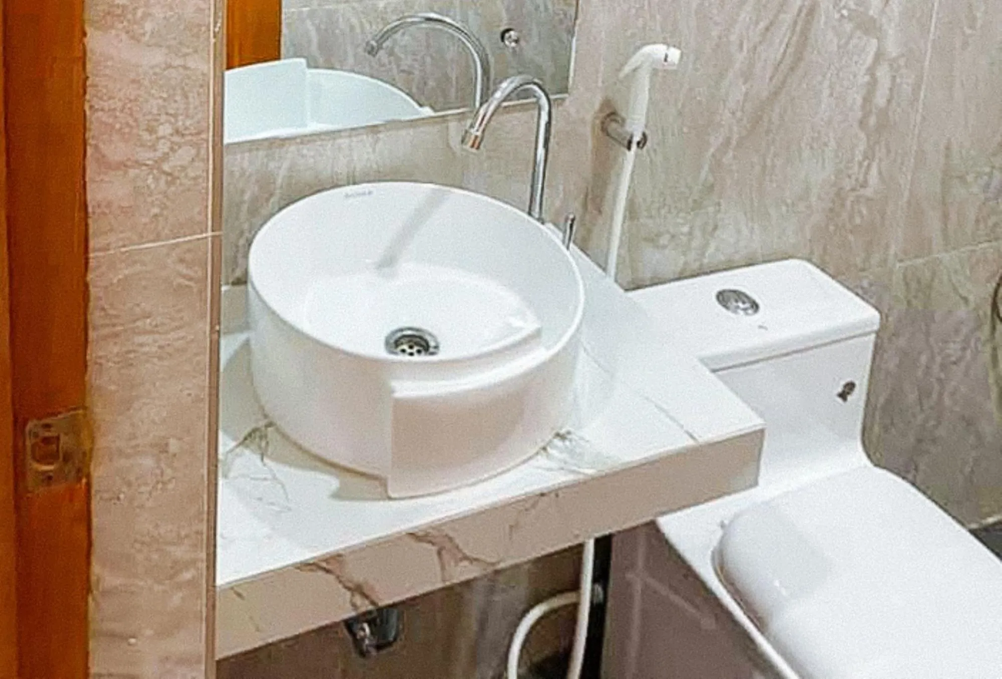 Toilet in Leonila's Travellers Inn