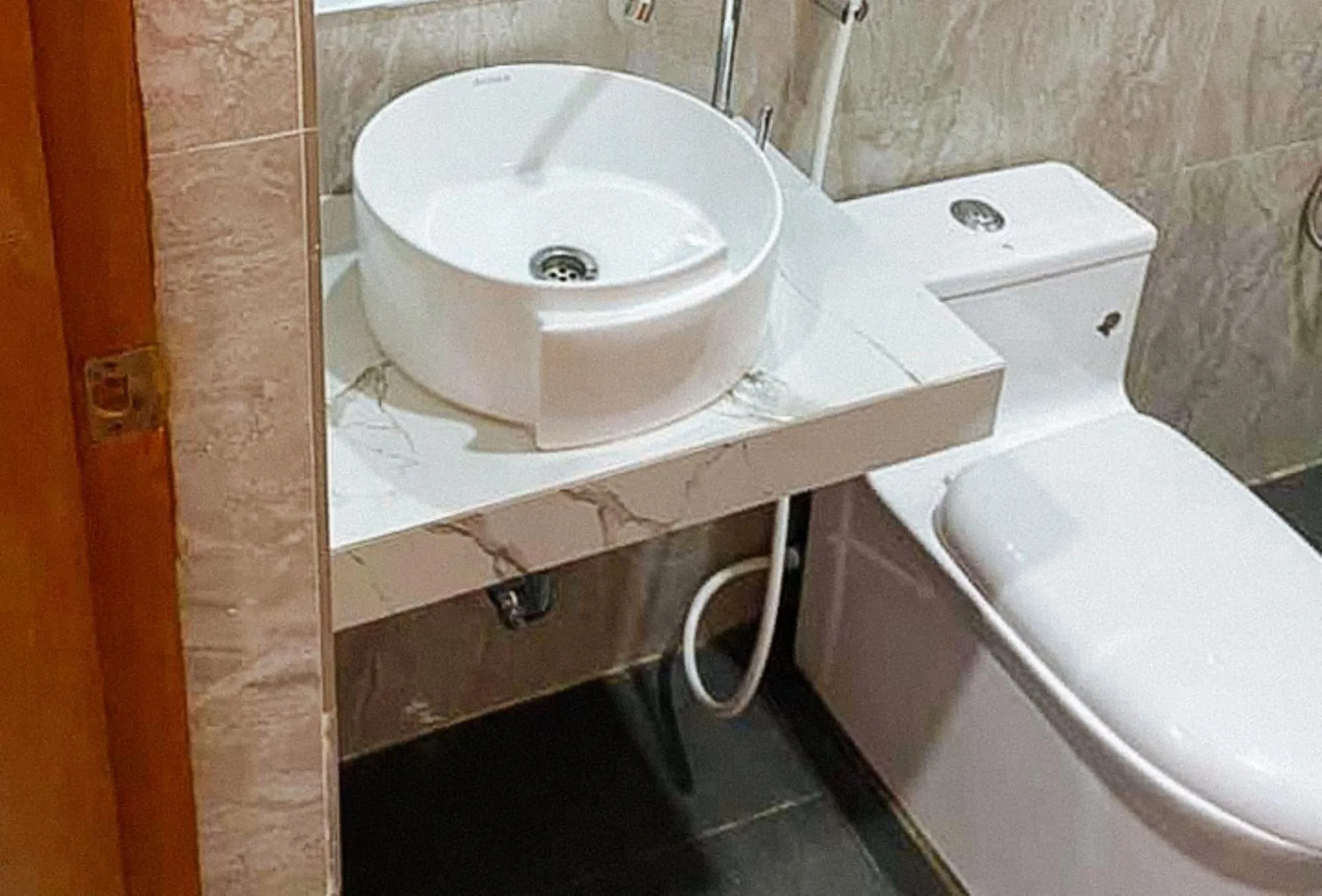 Toilet in Leonila's Travellers Inn