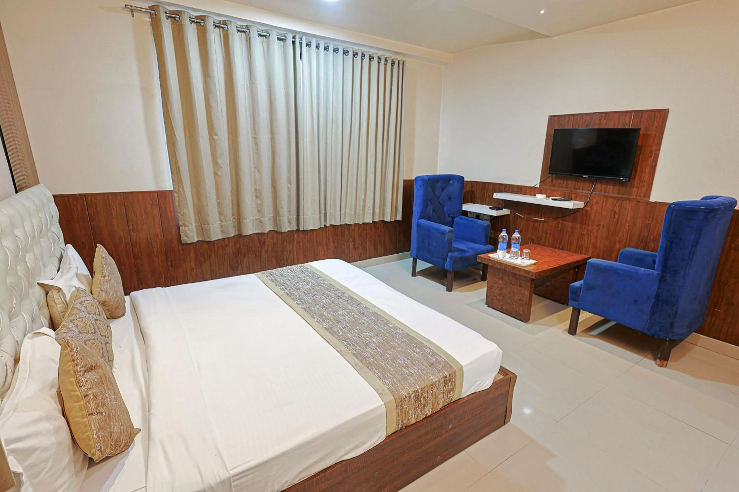 Bed in Hotel The Leaf - Gomti Nagar Lucknow