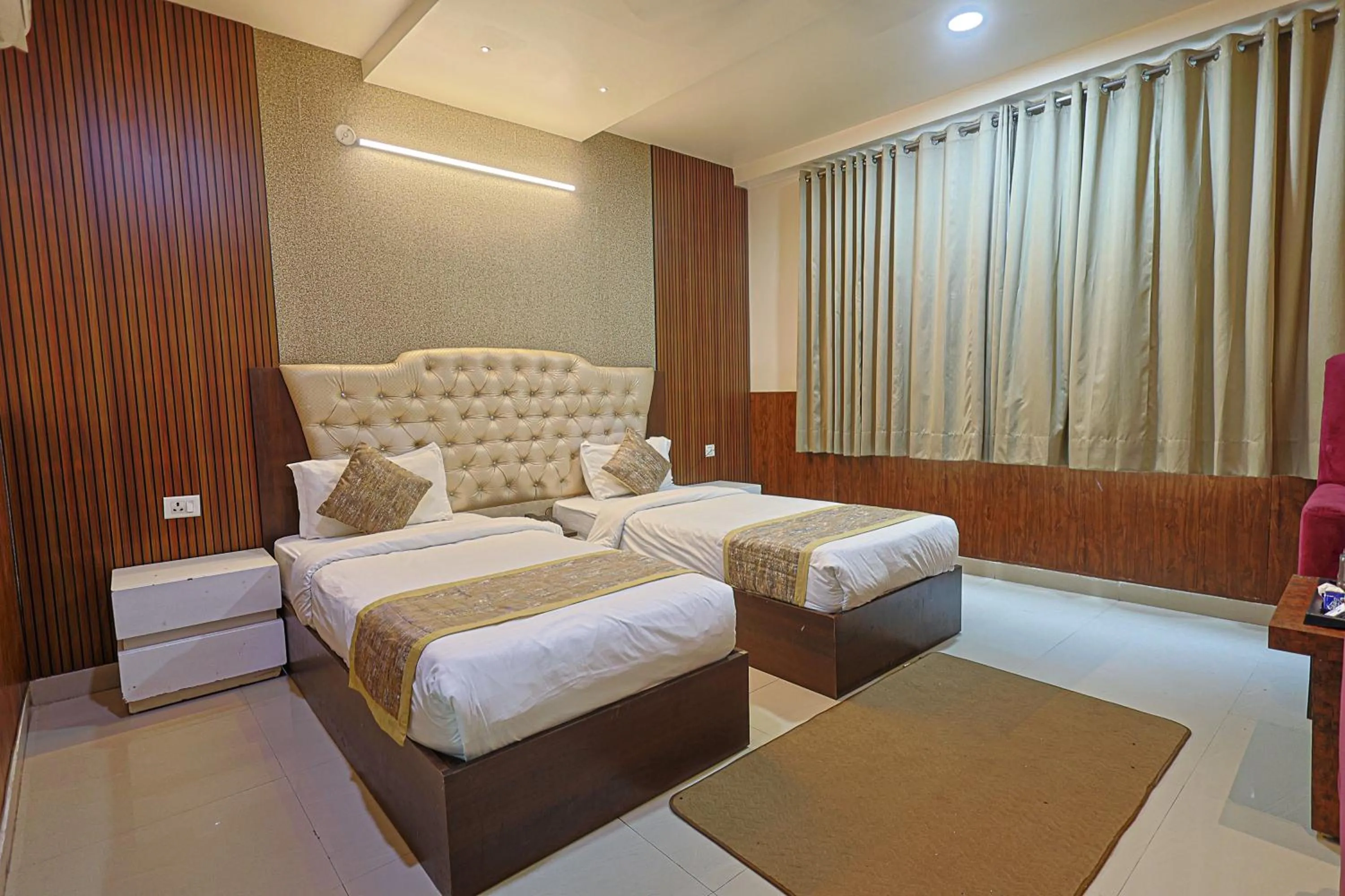 Bed in Hotel The Leaf - Gomti Nagar Lucknow
