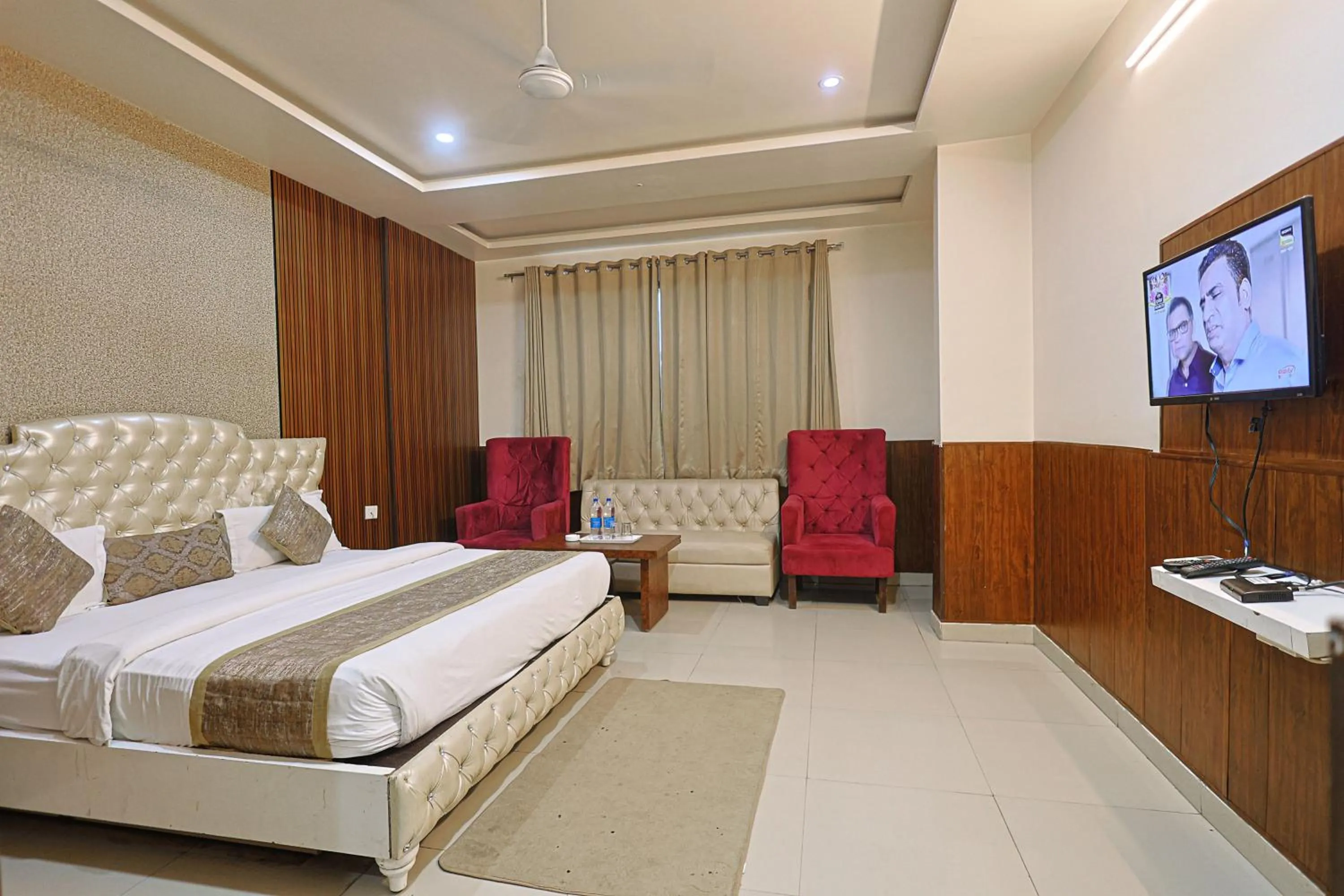 Bed in Hotel The Leaf - Gomti Nagar Lucknow