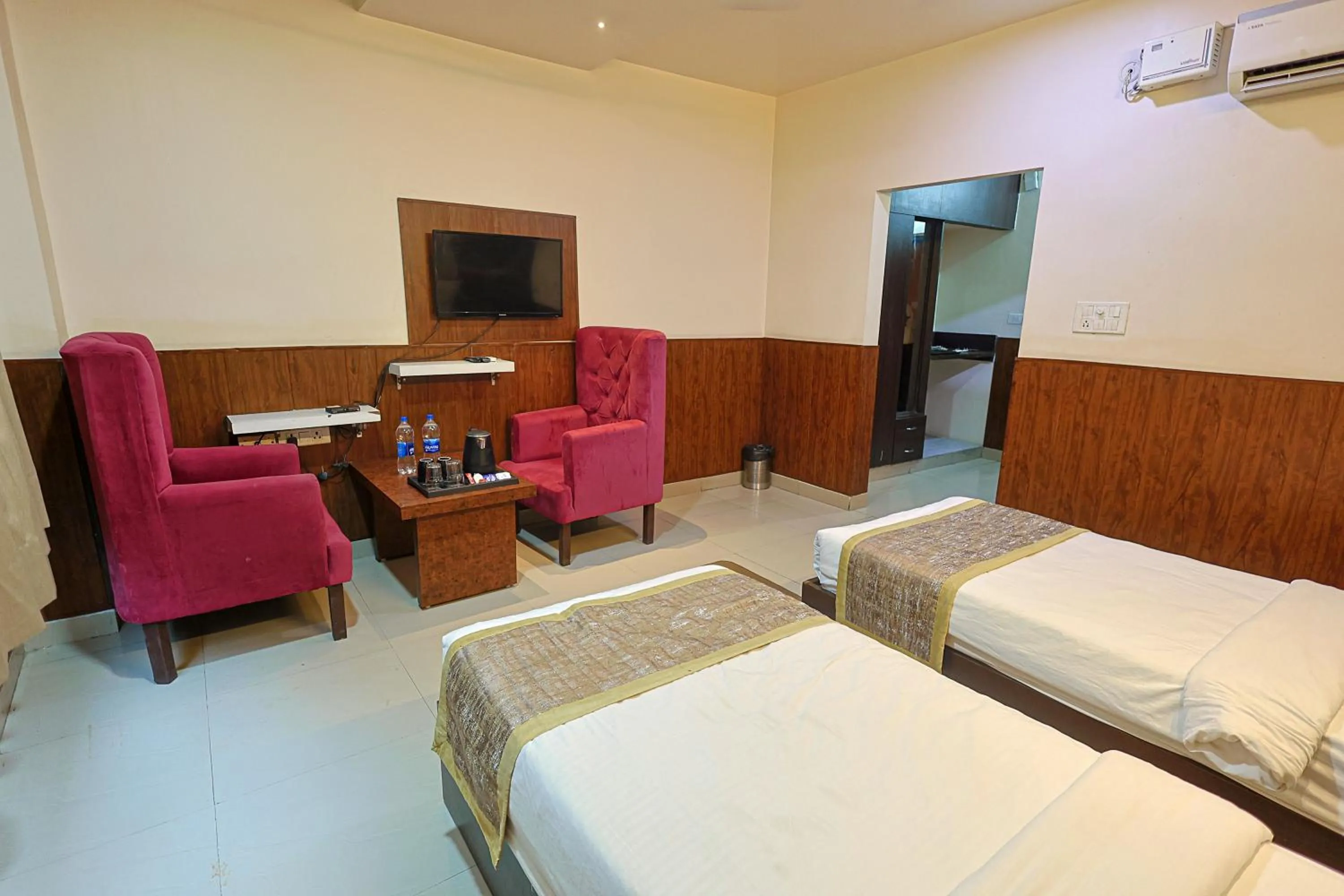 Bed in Hotel The Leaf - Gomti Nagar Lucknow