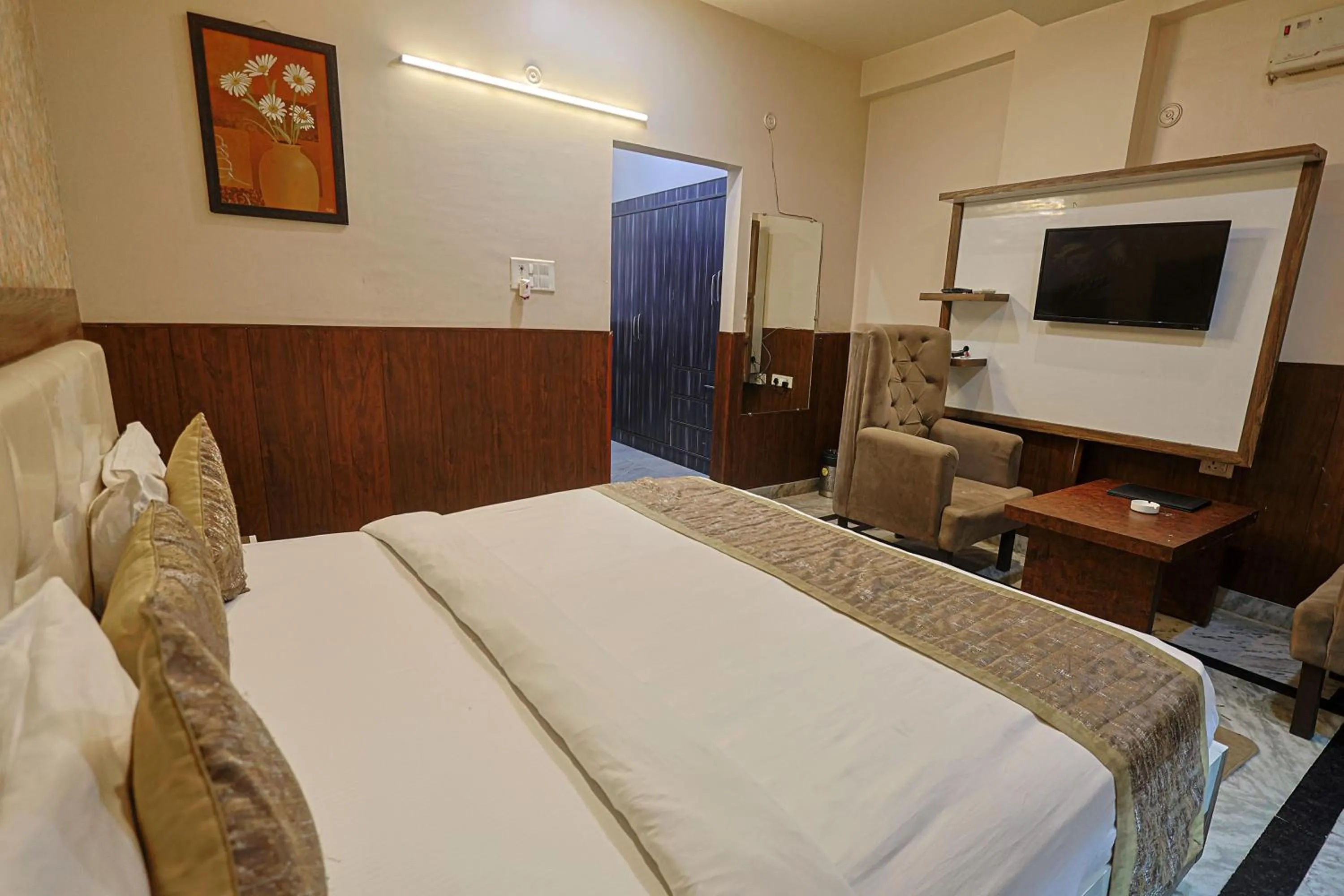 Bed in Hotel The Leaf - Gomti Nagar Lucknow