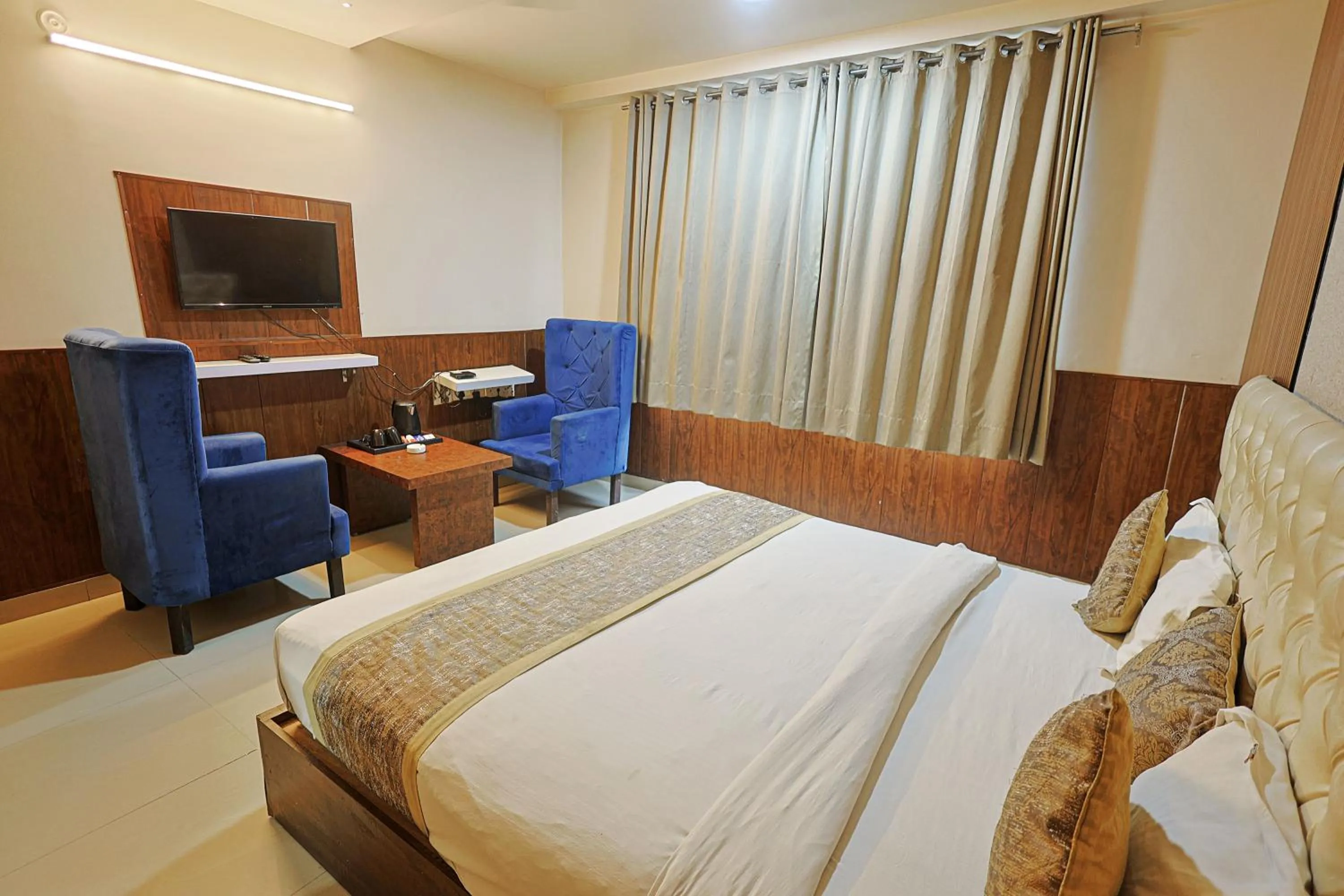 Bed in Hotel The Leaf - Gomti Nagar Lucknow
