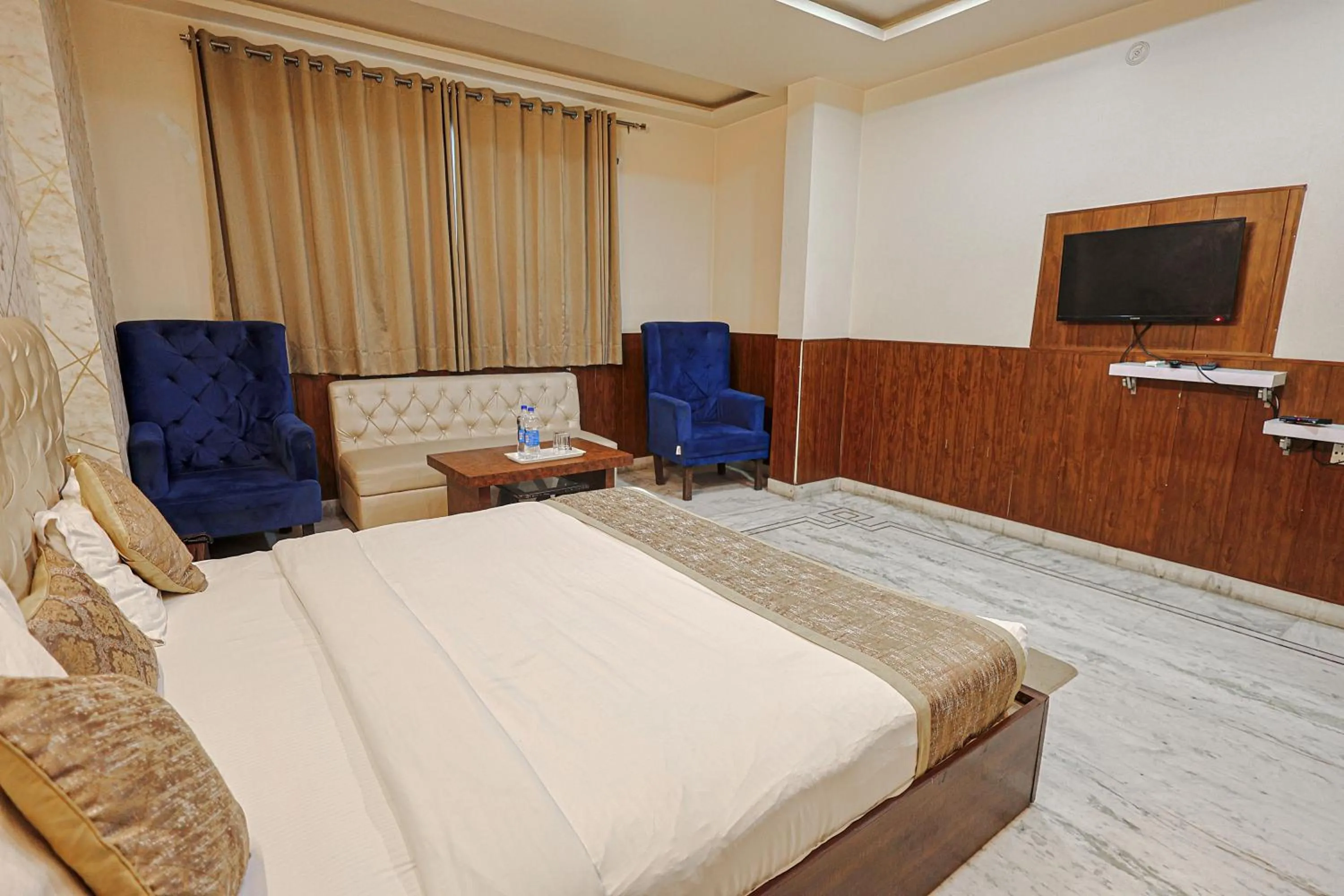 Bed in Hotel The Leaf - Gomti Nagar Lucknow