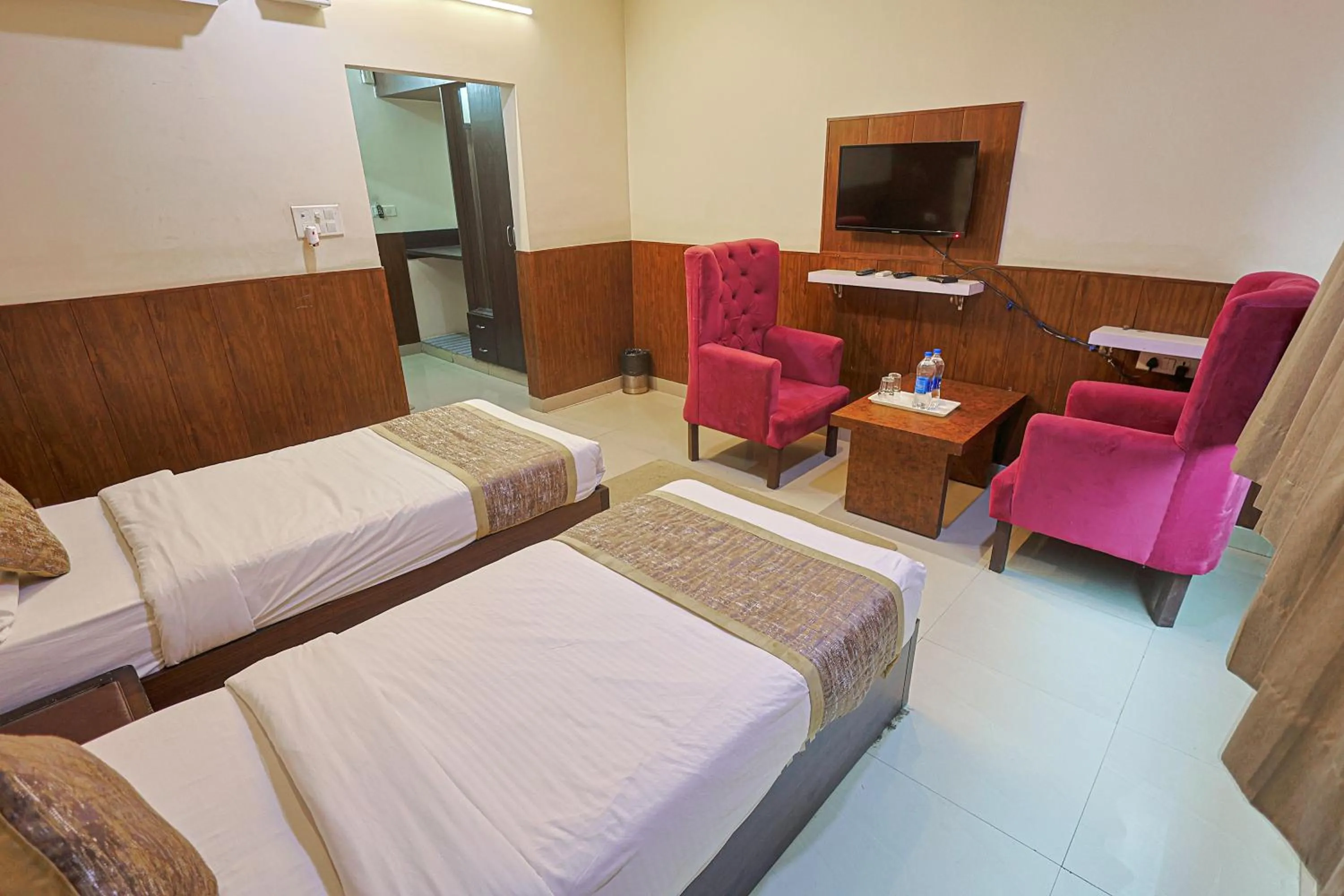 Bed in Hotel The Leaf - Gomti Nagar Lucknow
