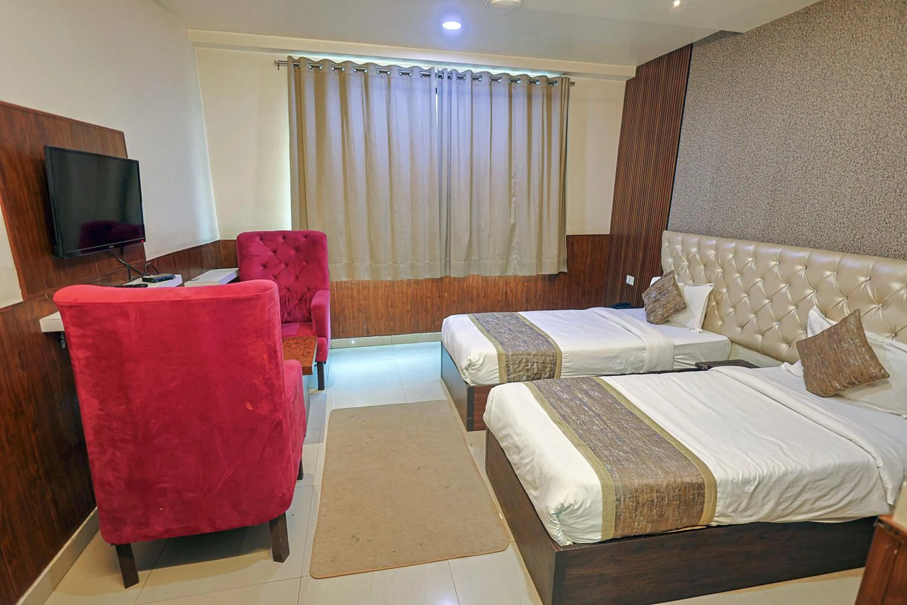 Bed in Hotel The Leaf - Gomti Nagar Lucknow