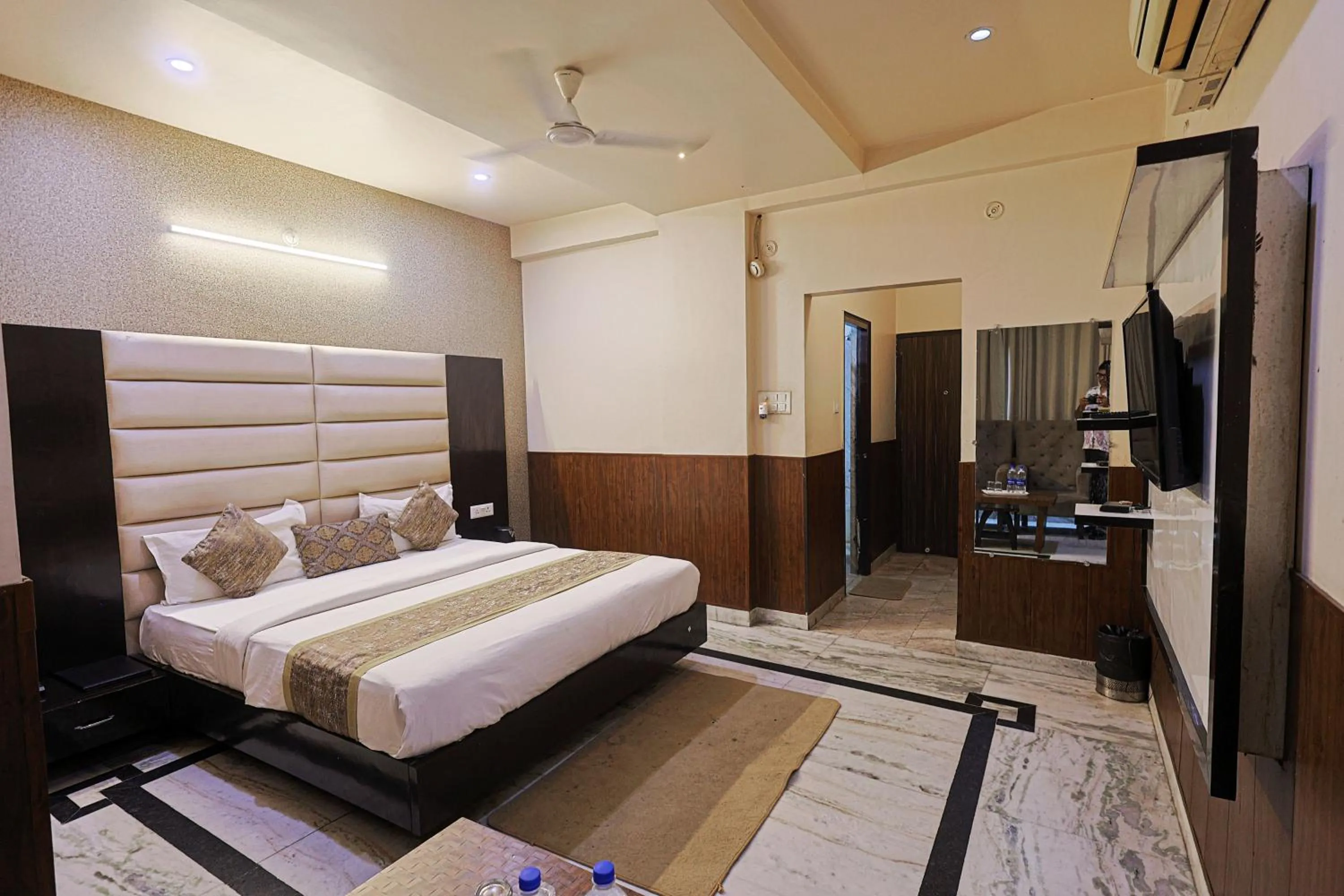 Bed in Hotel The Leaf - Gomti Nagar Lucknow