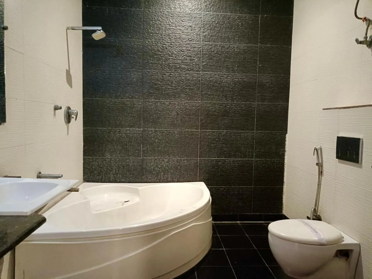Shower in Hotel Delhi Airport Plaza IGI Airport , Free Airport Pickup