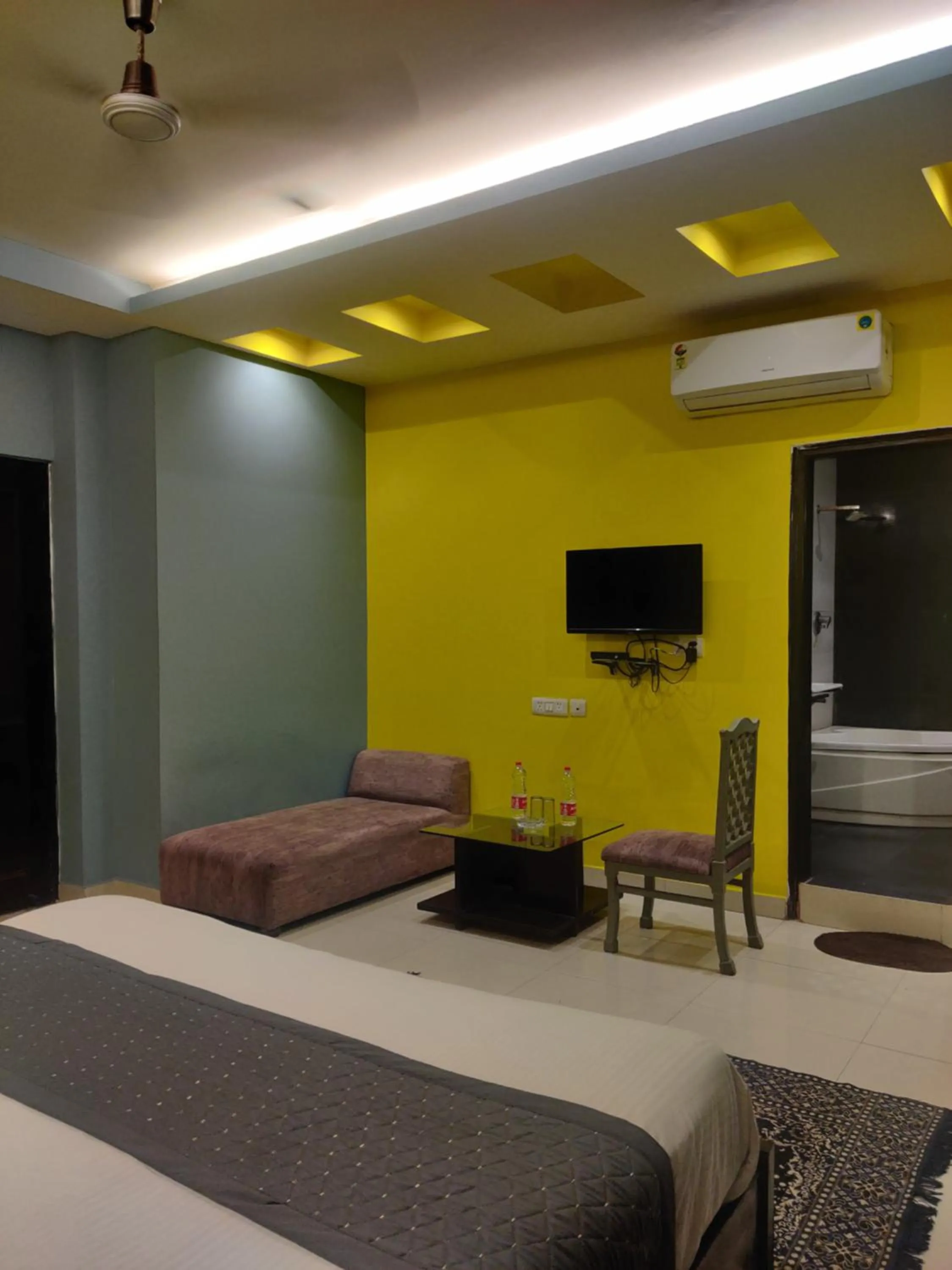 Bedroom, Bed in Hotel Delhi Airport Plaza IGI Airport , Free Airport Pickup