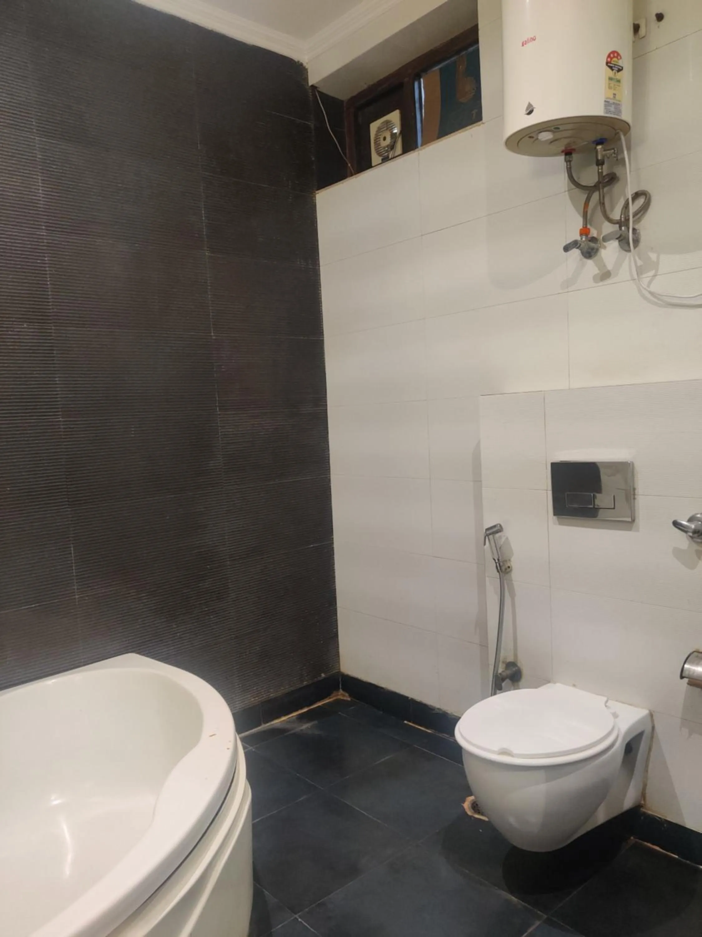 Toilet in Hotel Delhi Airport Plaza IGI Airport , Free Airport Pickup