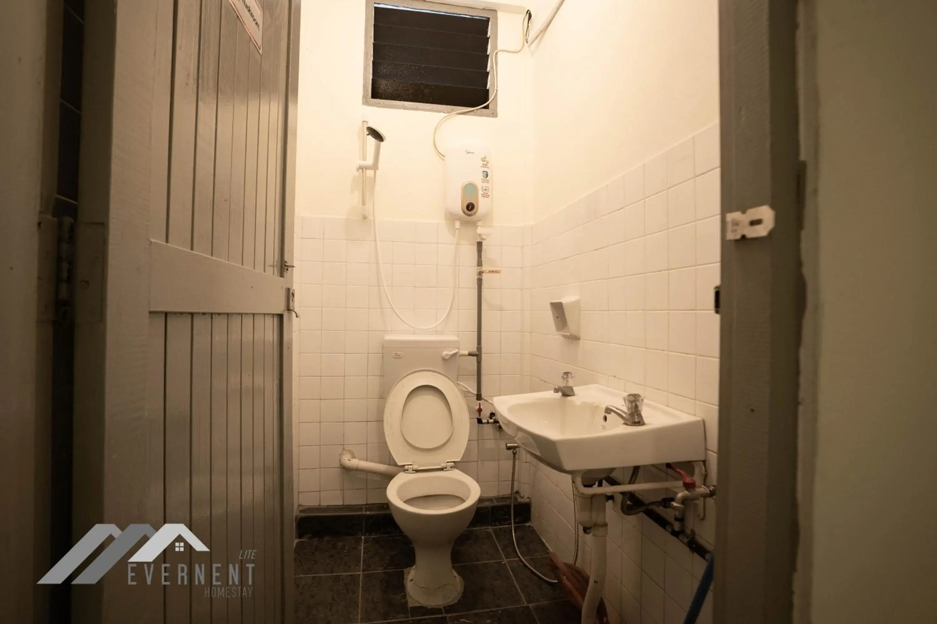 4-Bed Mixed Dormitory Room in Permaisuri Homestay by Evernent 4-Bed Mixed Dormitory Room in Permaisuri Homestay by Evernent