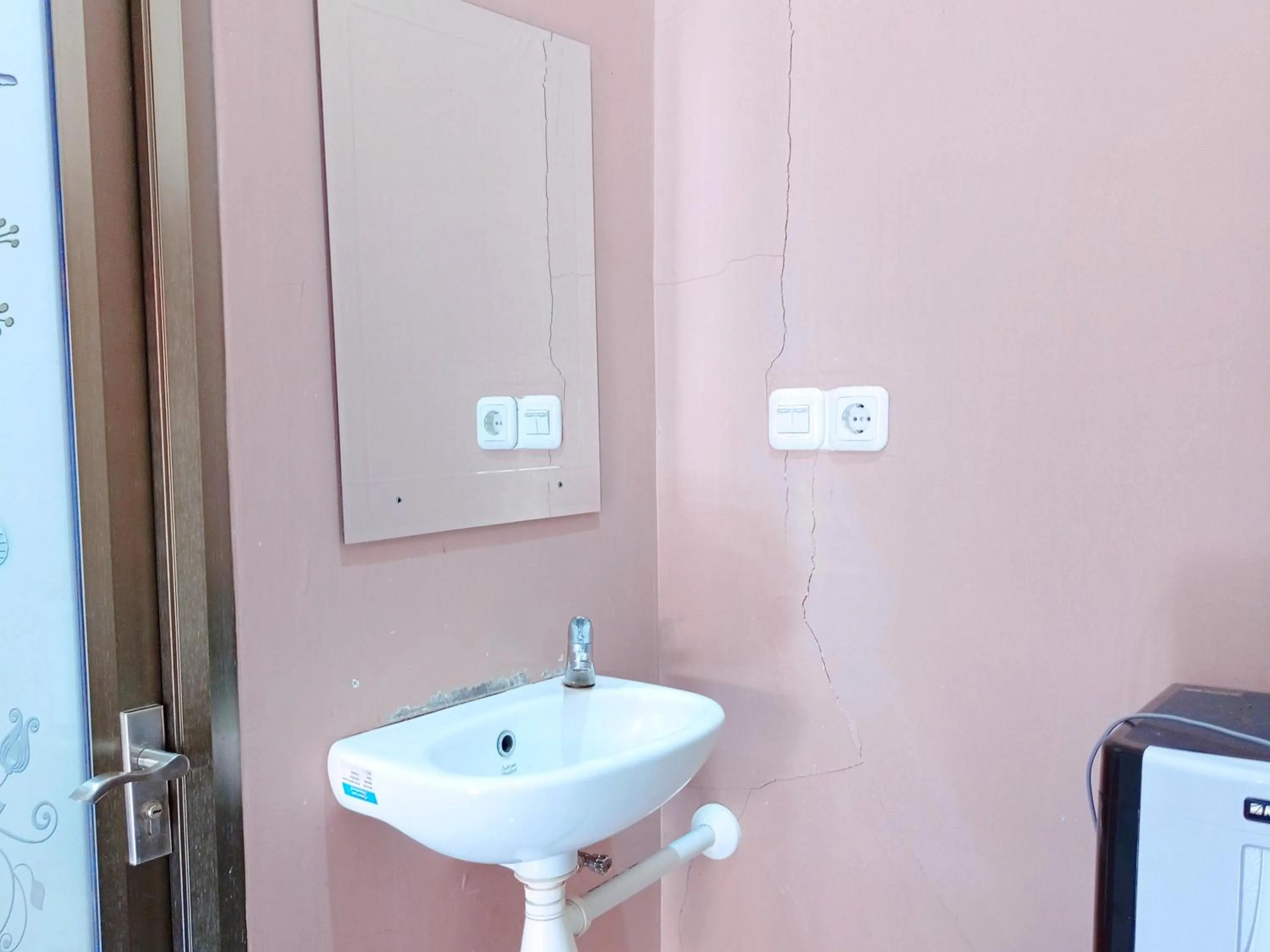 Bathroom in RedDoorz Syariah Near Danau Tes Bengkulu