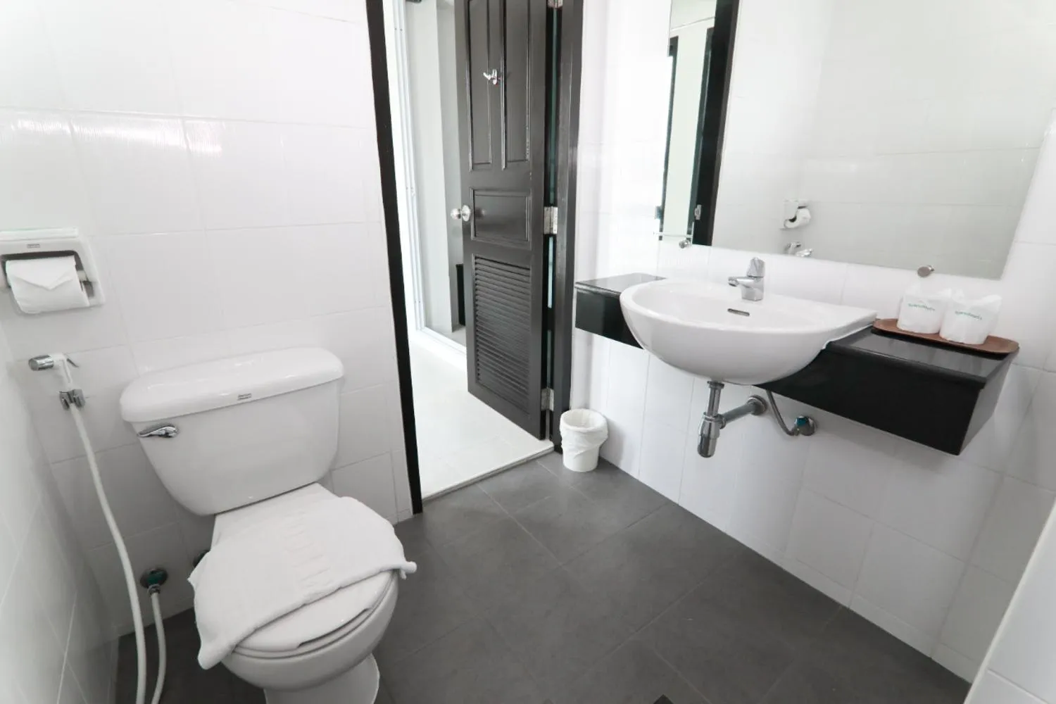 Bathroom, Bed in G House Hotel