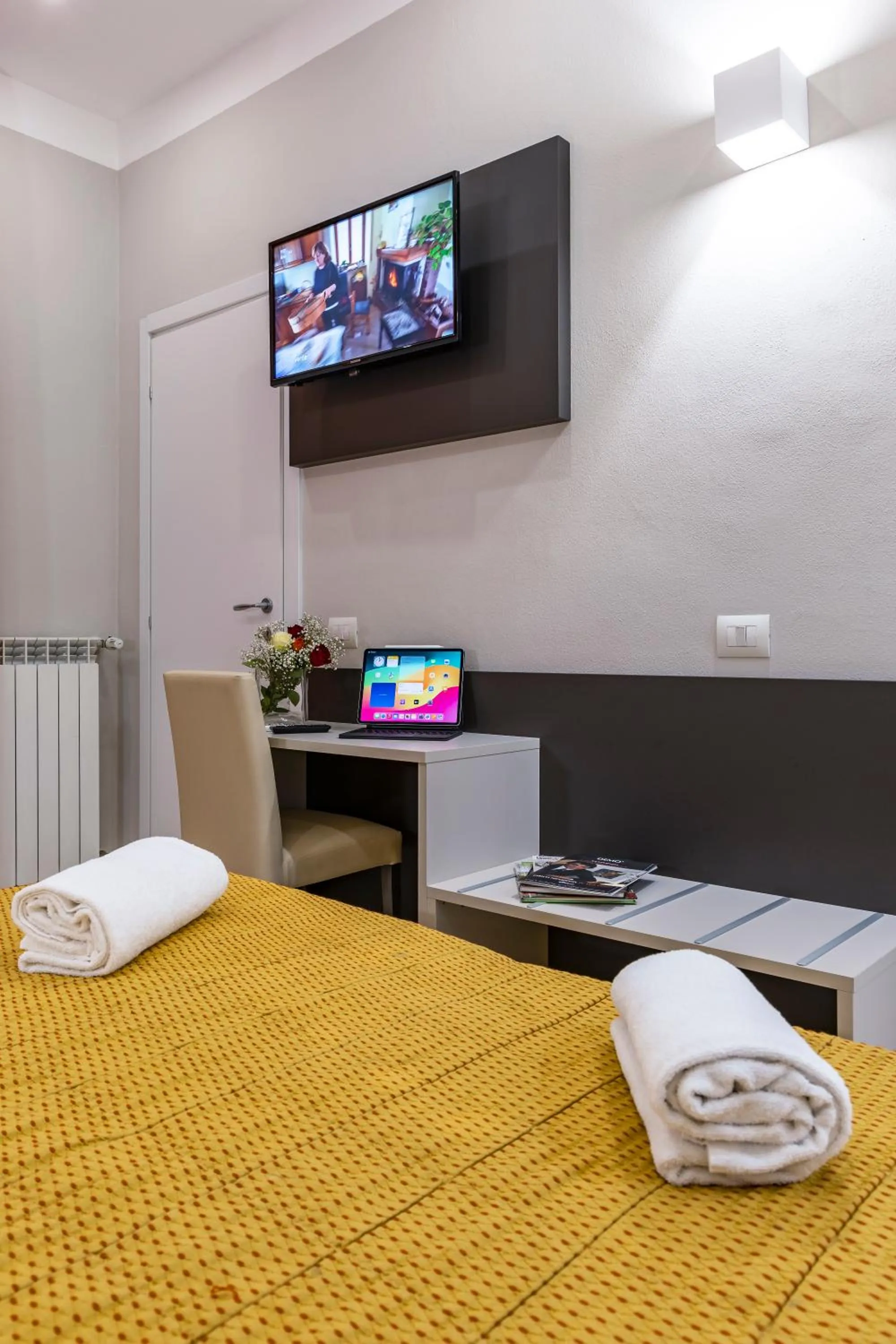 TV and multimedia, Bed in Hotel Demo'