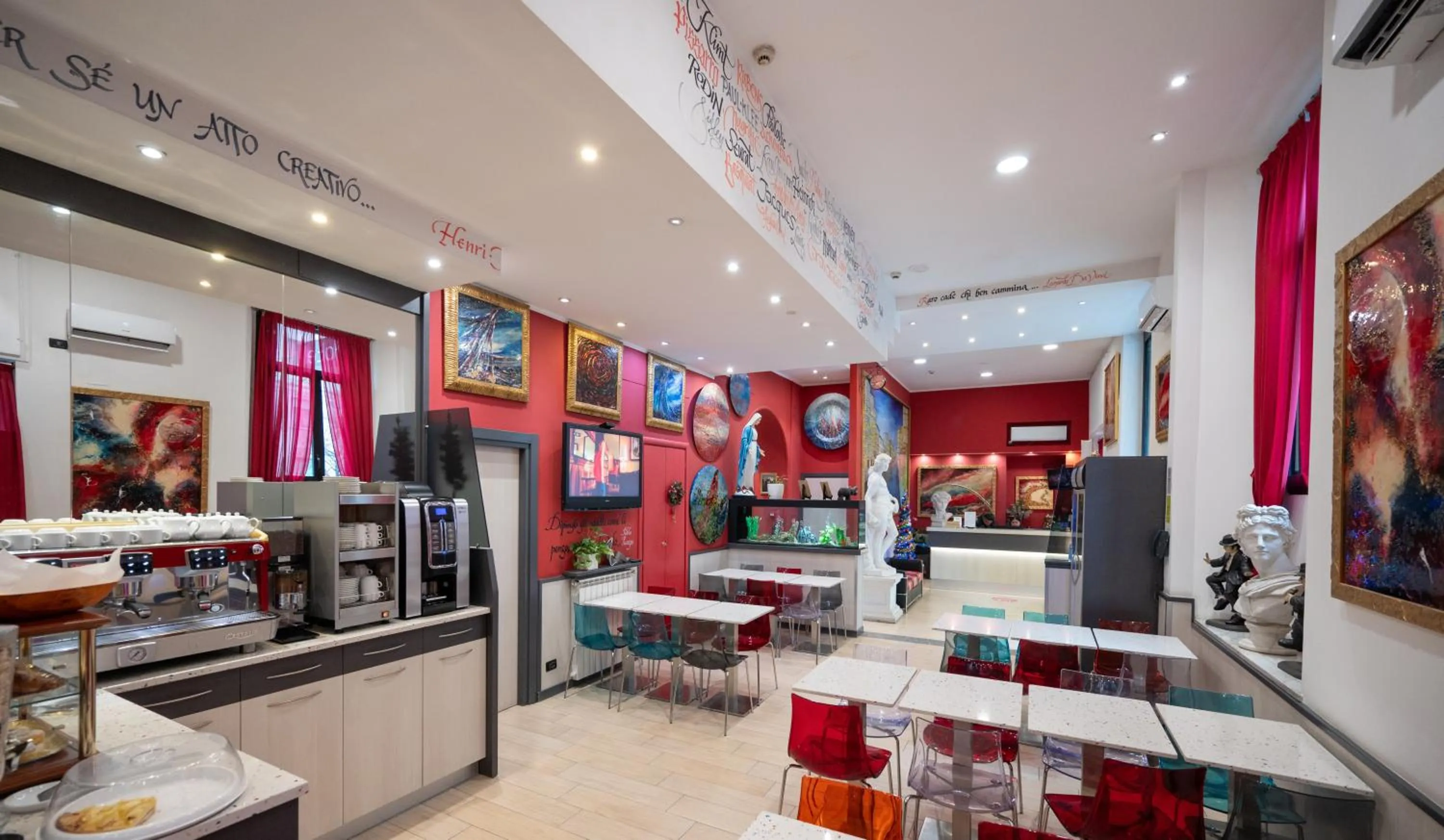 Communal lounge/ TV room in Hotel Demo'