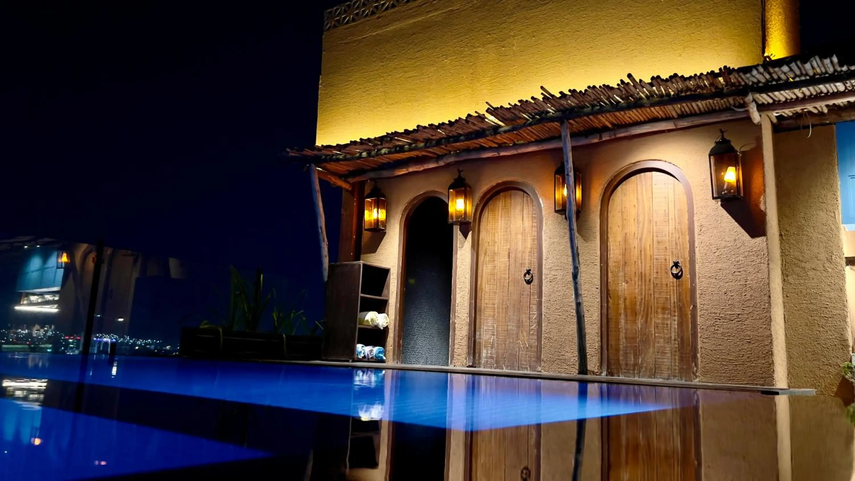 Swimming pool in Historia Royal