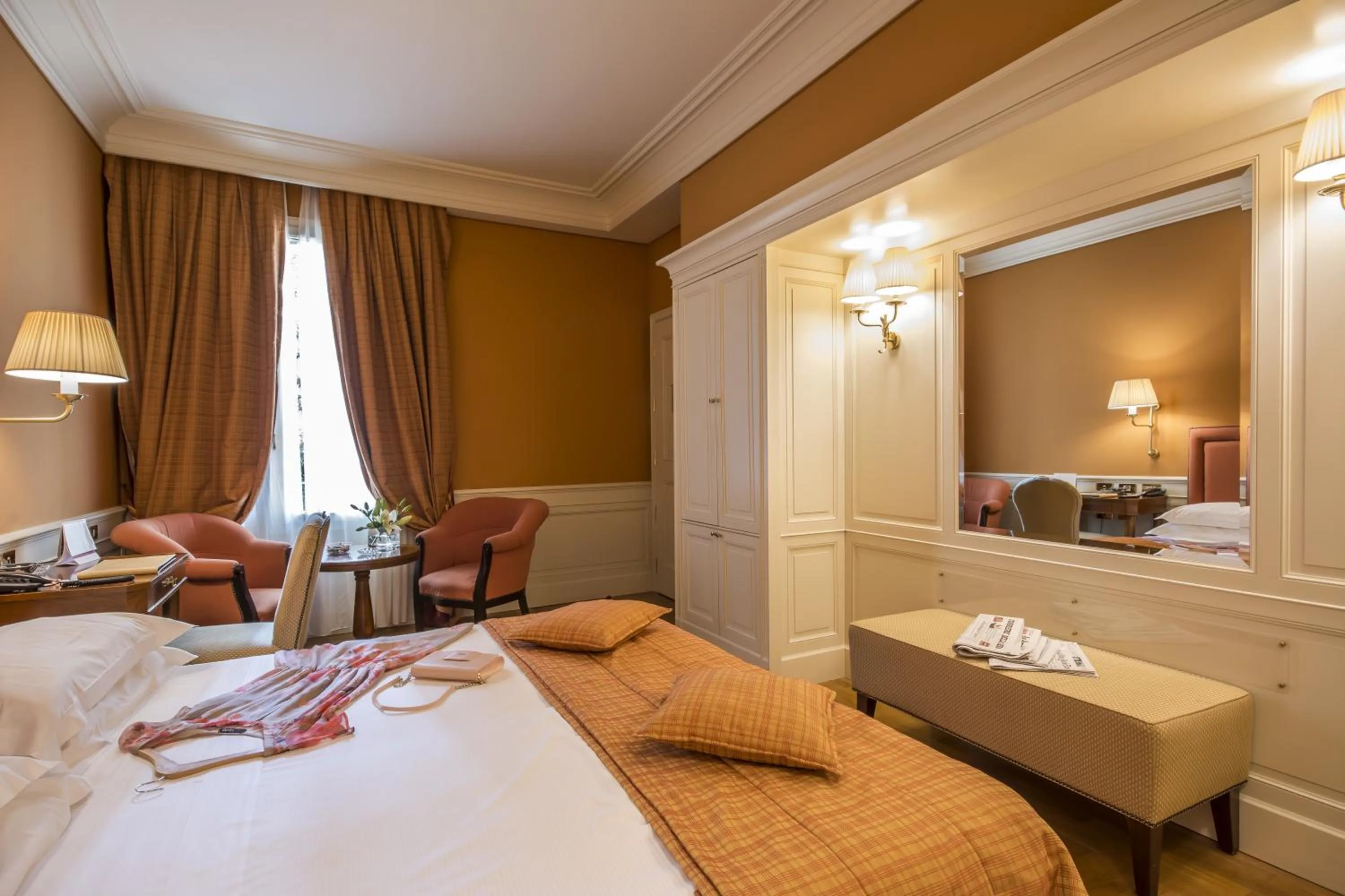 Bedroom, Bed in Hotel Corona d'Oro 1890