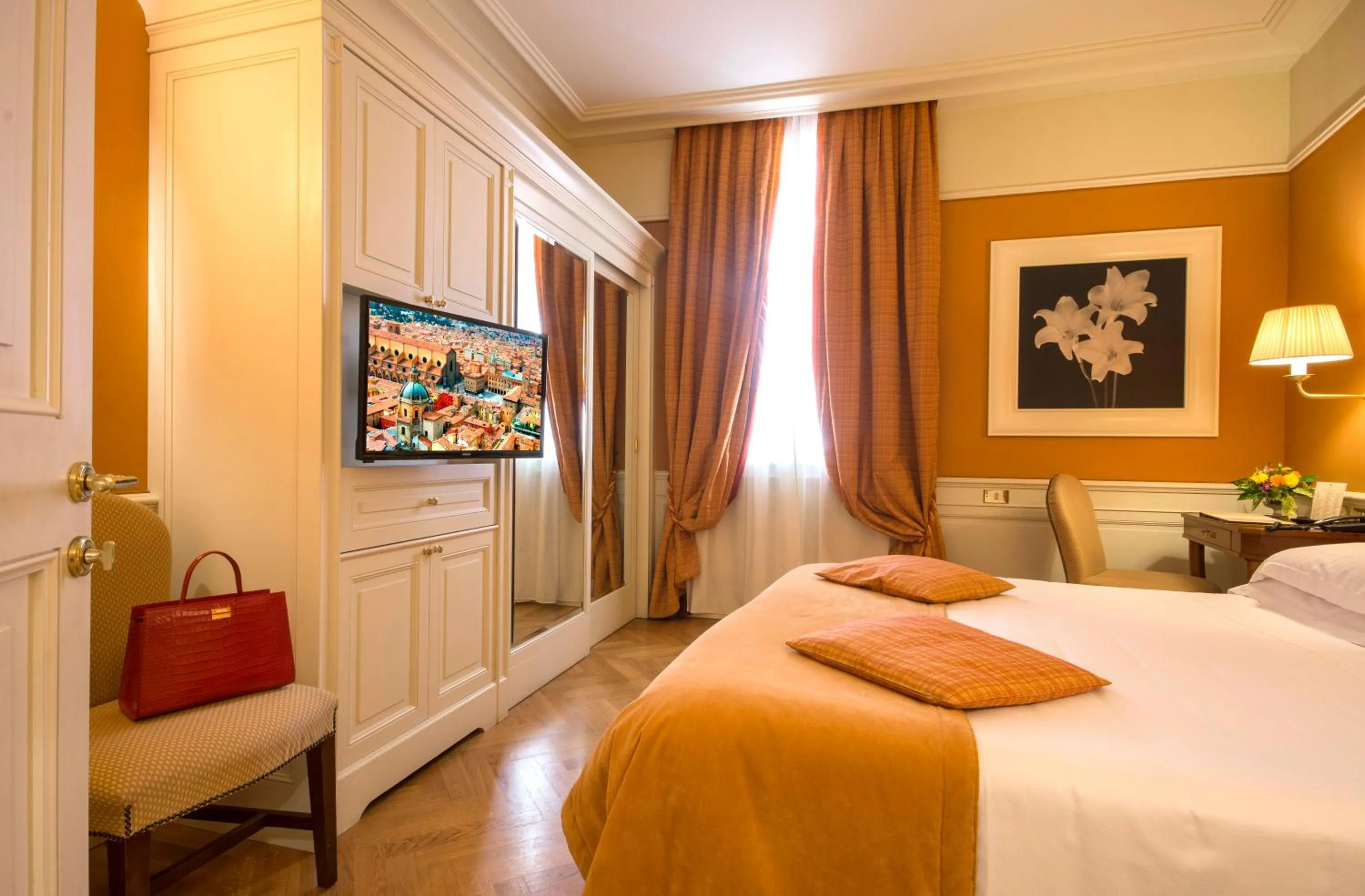 Bedroom, Bed in Hotel Corona d'Oro 1890