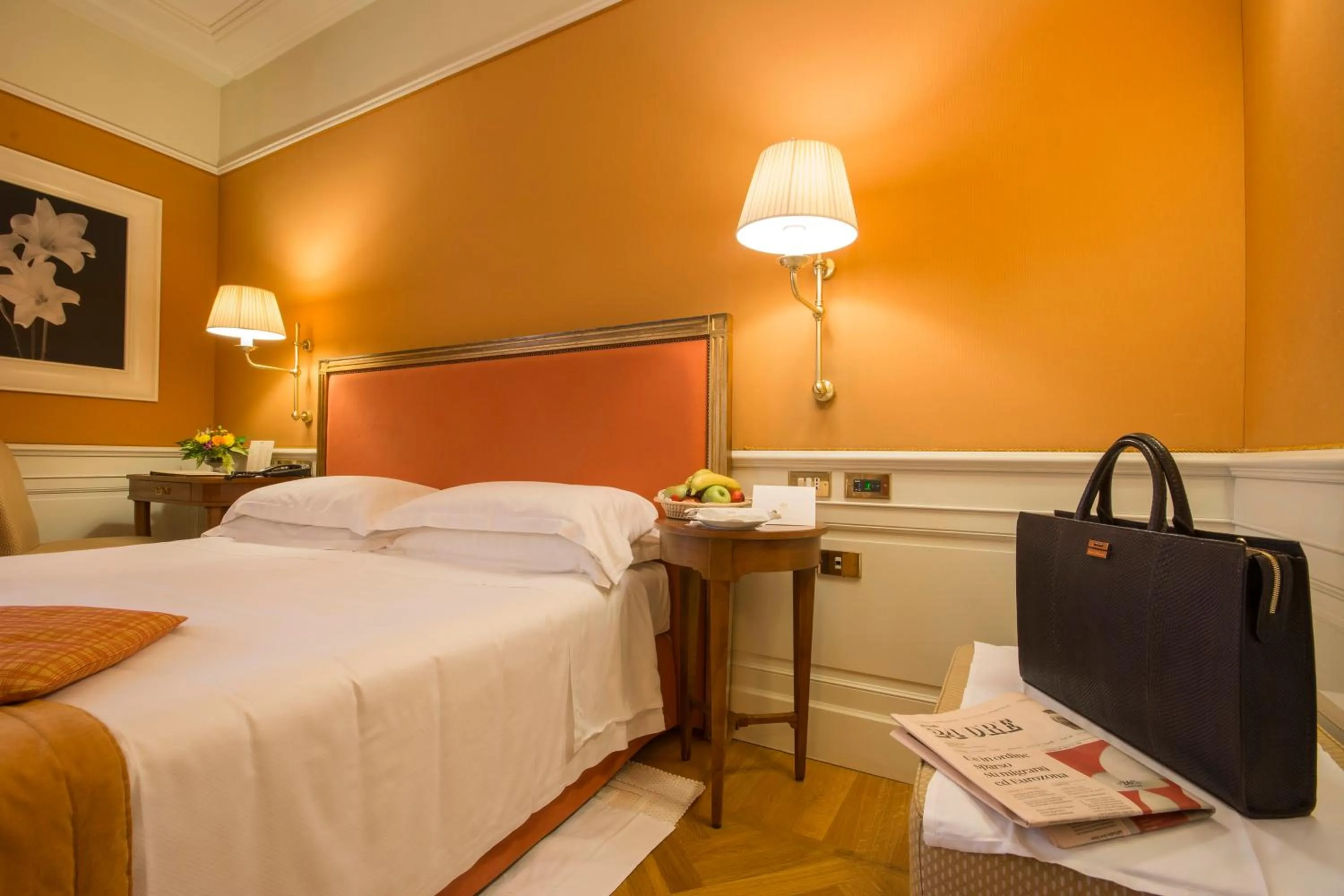 Bedroom, Bed in Hotel Corona d'Oro 1890