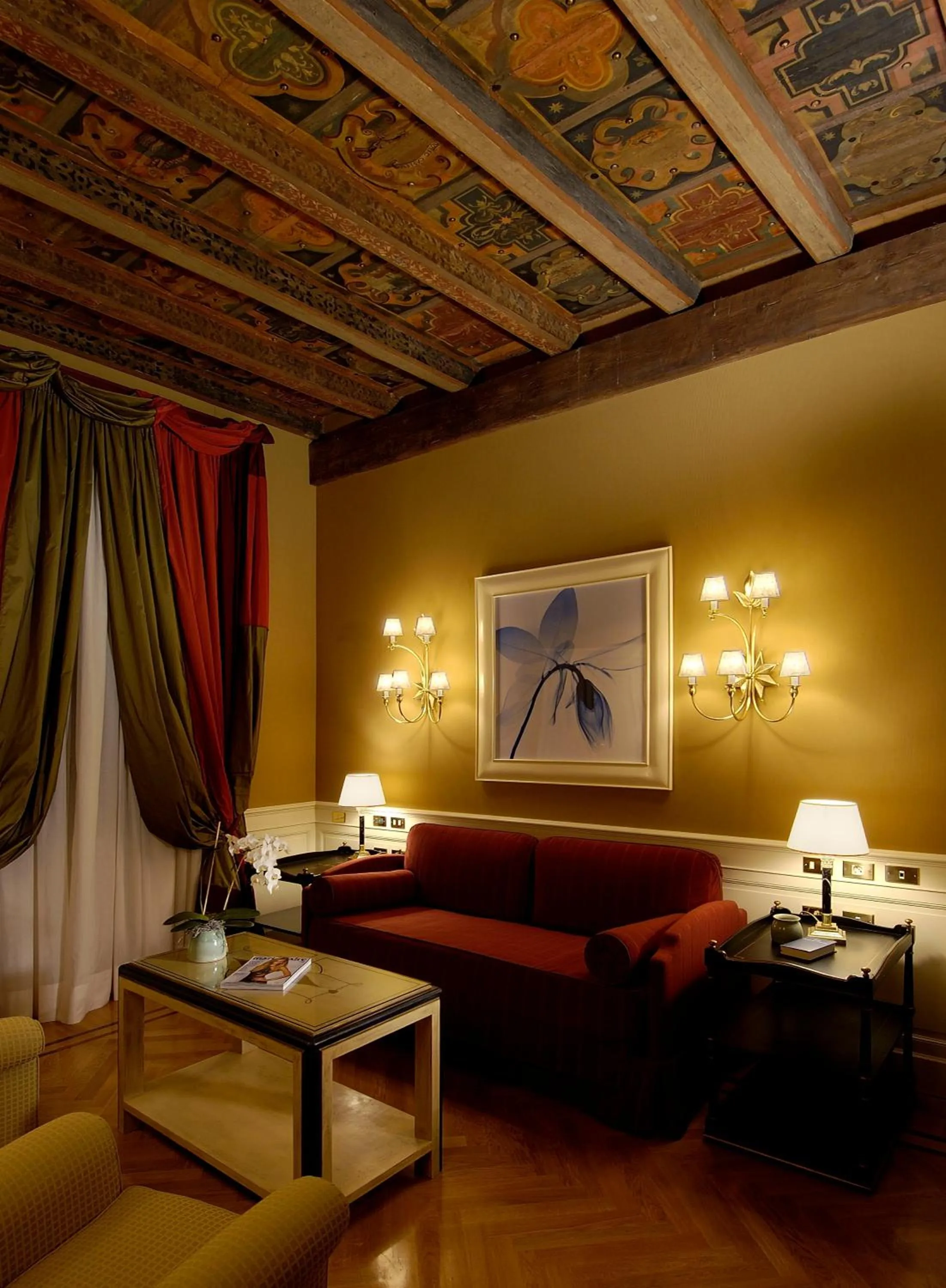 Seating area in Hotel Corona d'Oro 1890