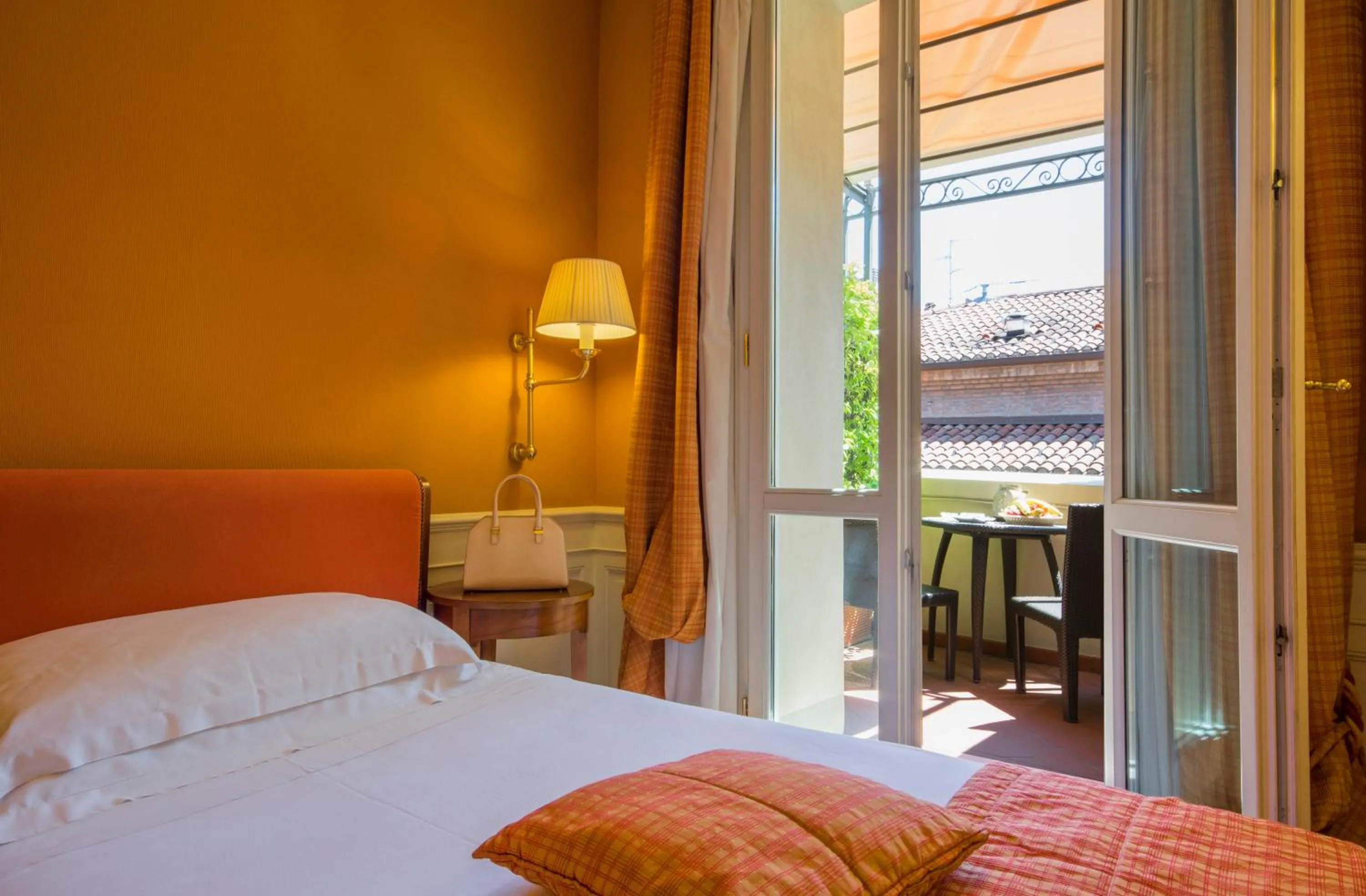 Bedroom, Bed in Hotel Corona d'Oro 1890