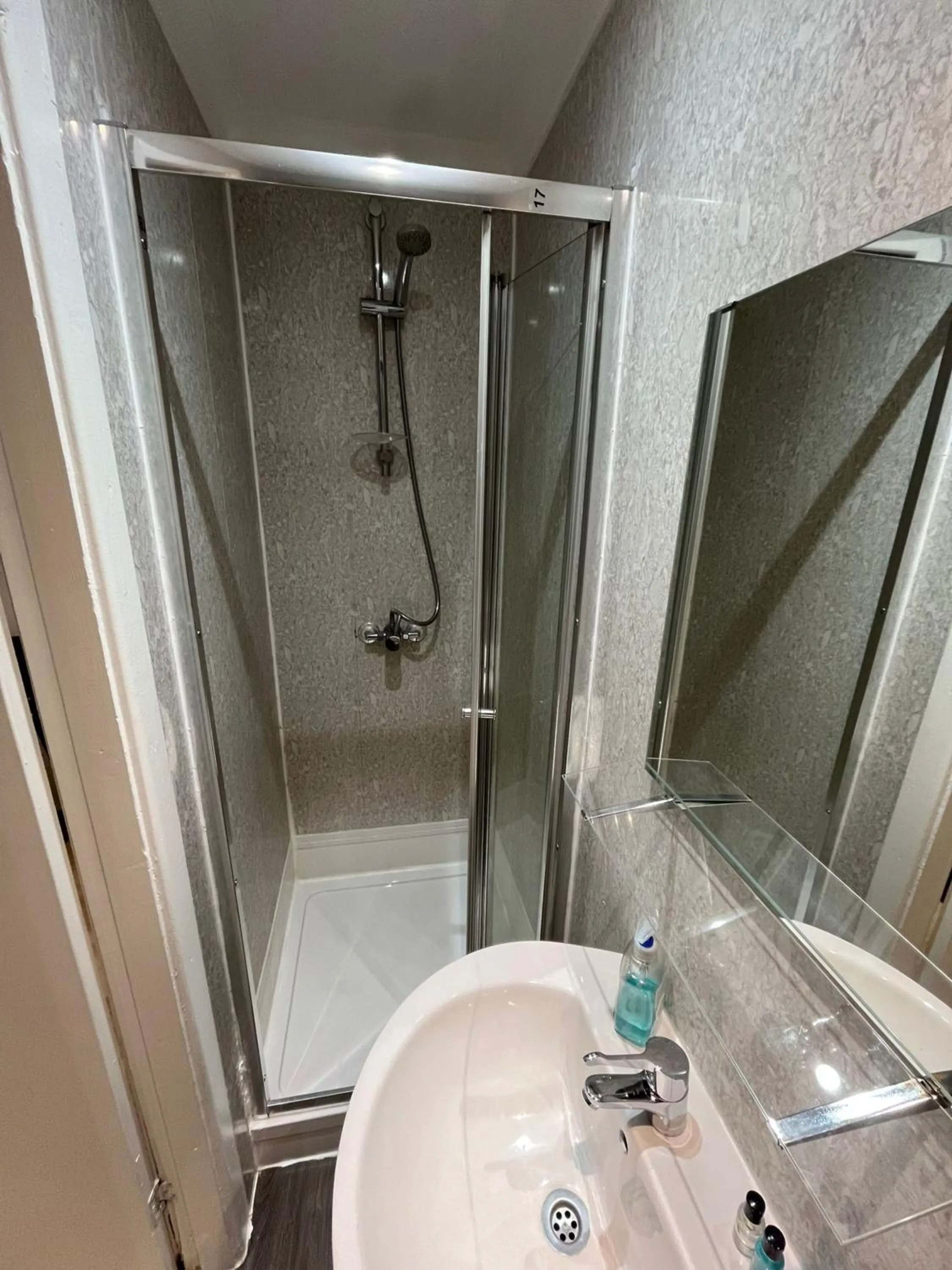 Bathroom in White Rose Hotel and Restaurant