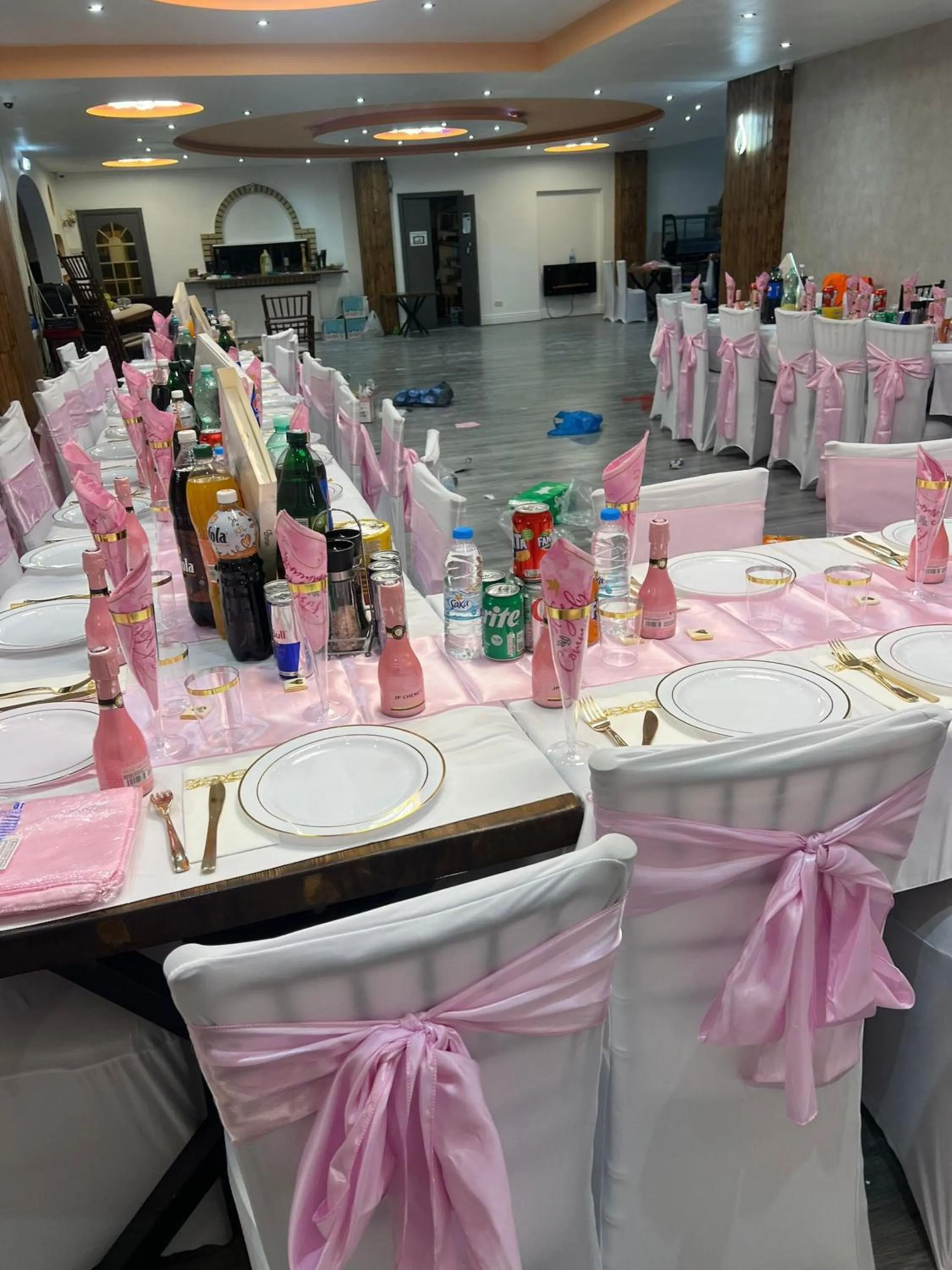 Restaurant/places to eat in White Rose Hotel and Restaurant