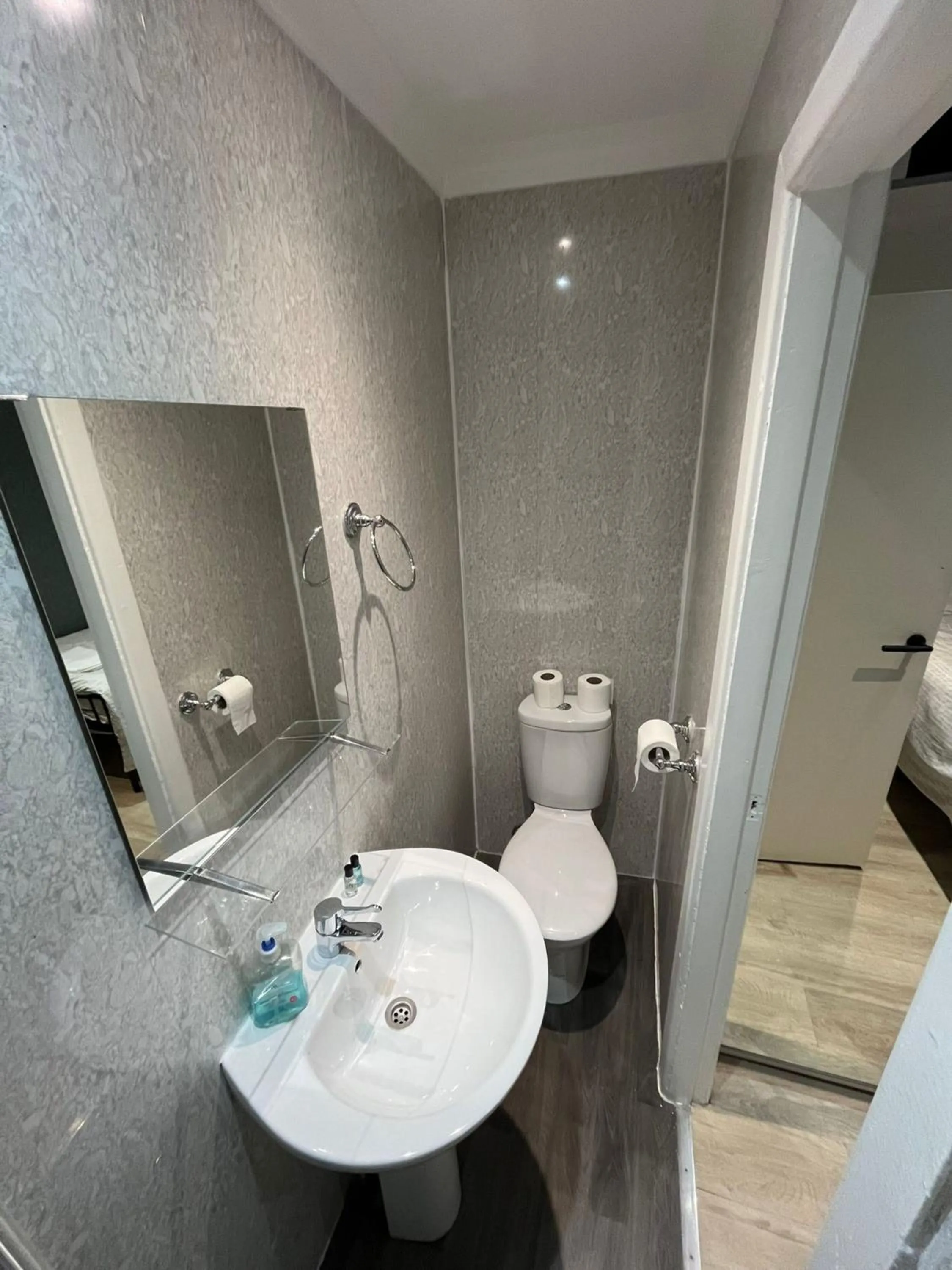 Bathroom in White Rose Hotel and Restaurant