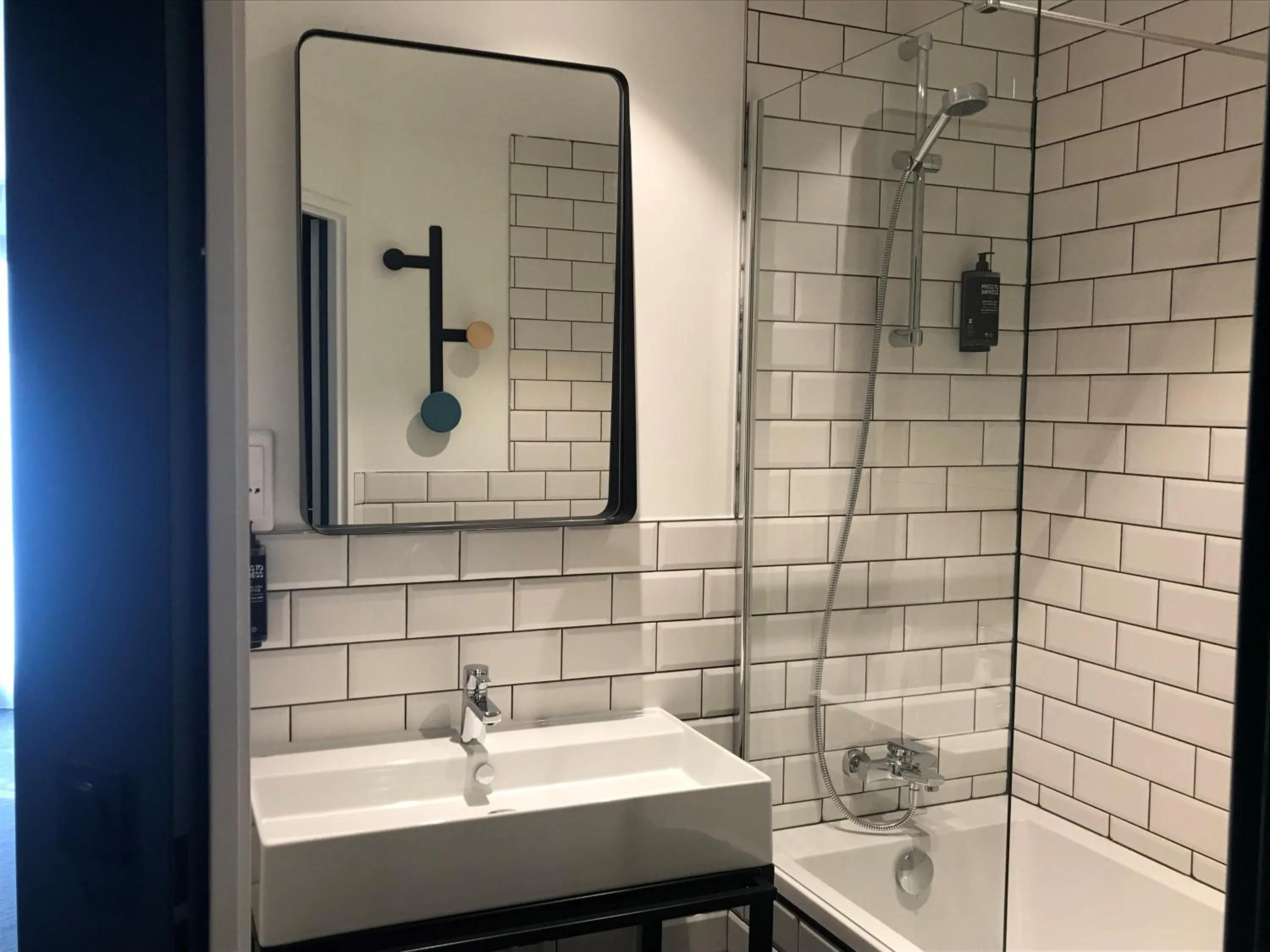 Bathroom in ibis Styles Dreux Centre Gare