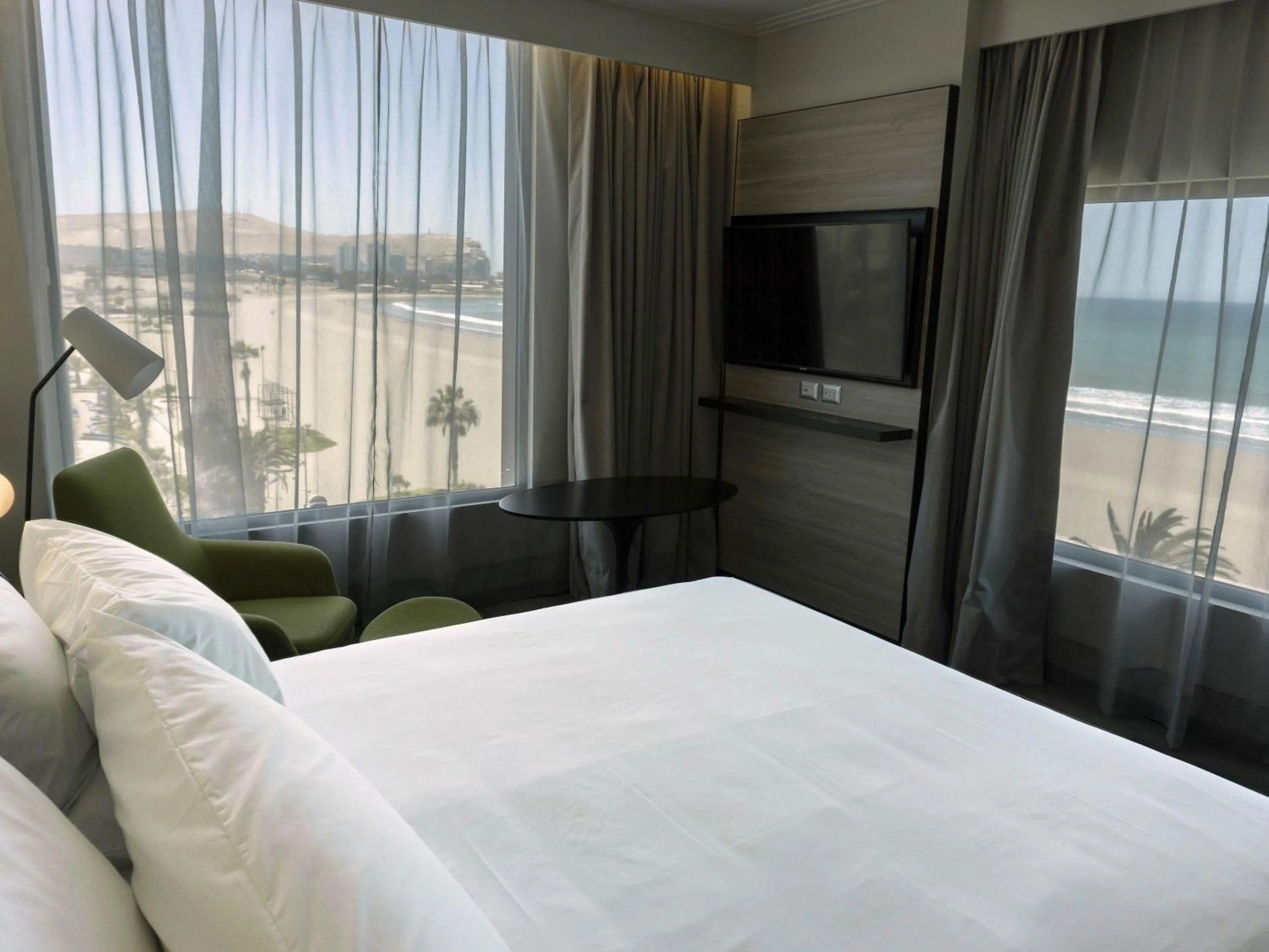 Bedroom, Bed in Novotel Arica