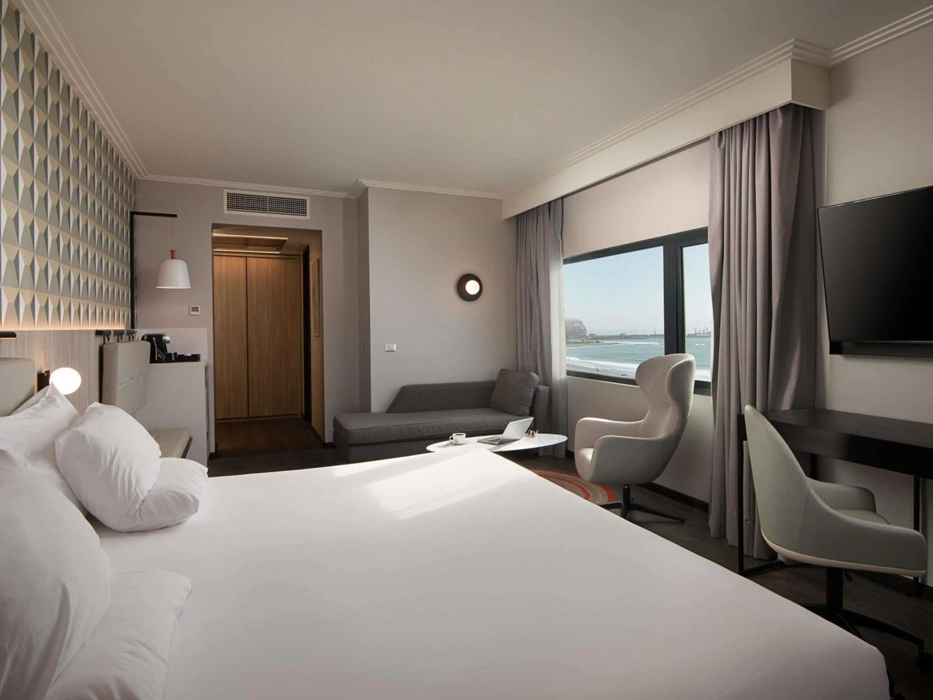 Bedroom, Bed in Novotel Arica